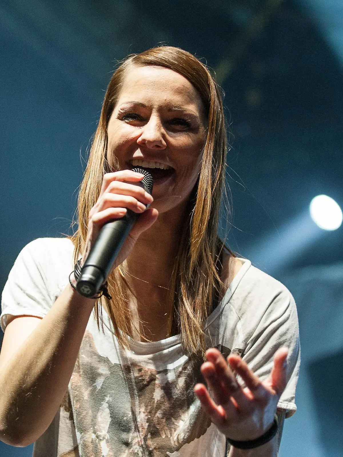Die österreichische Pop-Rock-Sänger Christina Stürmer steht am 22. Februar 2016 im Palladium in Köln auf der Bühne. Konzert - Christina Stürmer in Kölnthe Austrian Pop Rock Singer Christina Striker is at 22 February 2016 in Palladium in Cologne on the Stage Concert Christina Striker in Cologne