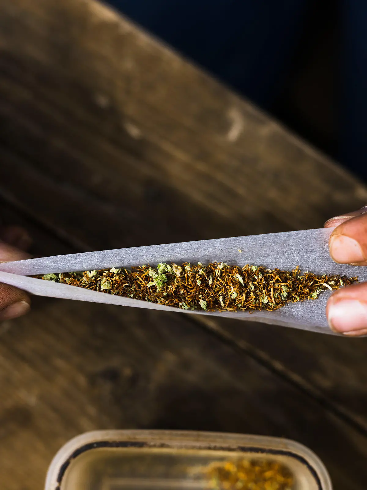 ARCHIV - 17.04.2023, Baden-Württemberg, Heitersheim: Ein Mann rollt einen Joint aus einer Mischung aus Tabak und Cannabis. Das Verbot von Cannabis hat nach einer Entscheidung des Bundesverfassungsgerichtes Bestand. Die Karlsruher Richter erklärten am 11.07.2023 Vorstöße von Amtsrichtern aus Paswalk (Mecklenburg-Vorpommern), Bernau (Brandenburg) und Münster (Nordrhein-Westfalen) gegen das Verbot für unzulässig. Die Bundesregierung plant unterdessen die Legalisierung von Cannabis in einem gewissen Rahmen. Foto: Philipp von Ditfurth/dpa +++ dpa-Bildfunk +++