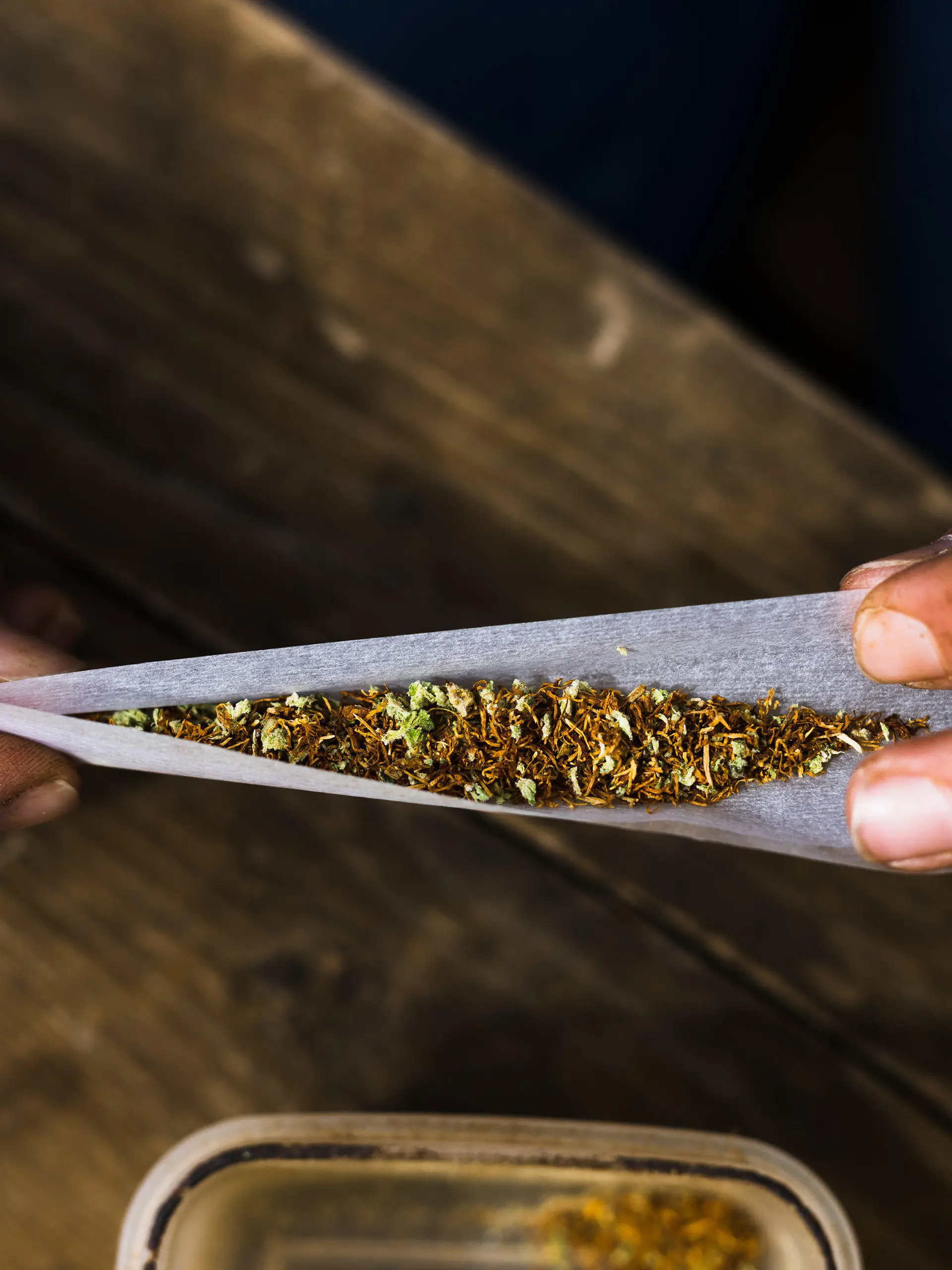 ARCHIV - 17.04.2023, Baden-Württemberg, Heitersheim: Ein Mann rollt einen Joint aus einer Mischung aus Tabak und Cannabis. Das Verbot von Cannabis hat nach einer Entscheidung des Bundesverfassungsgerichtes Bestand. Die Karlsruher Richter erklärten am 11.07.2023 Vorstöße von Amtsrichtern aus Paswalk (Mecklenburg-Vorpommern), Bernau (Brandenburg) und Münster (Nordrhein-Westfalen) gegen das Verbot für unzulässig. Die Bundesregierung plant unterdessen die Legalisierung von Cannabis in einem gewissen Rahmen. Foto: Philipp von Ditfurth/dpa +++ dpa-Bildfunk +++