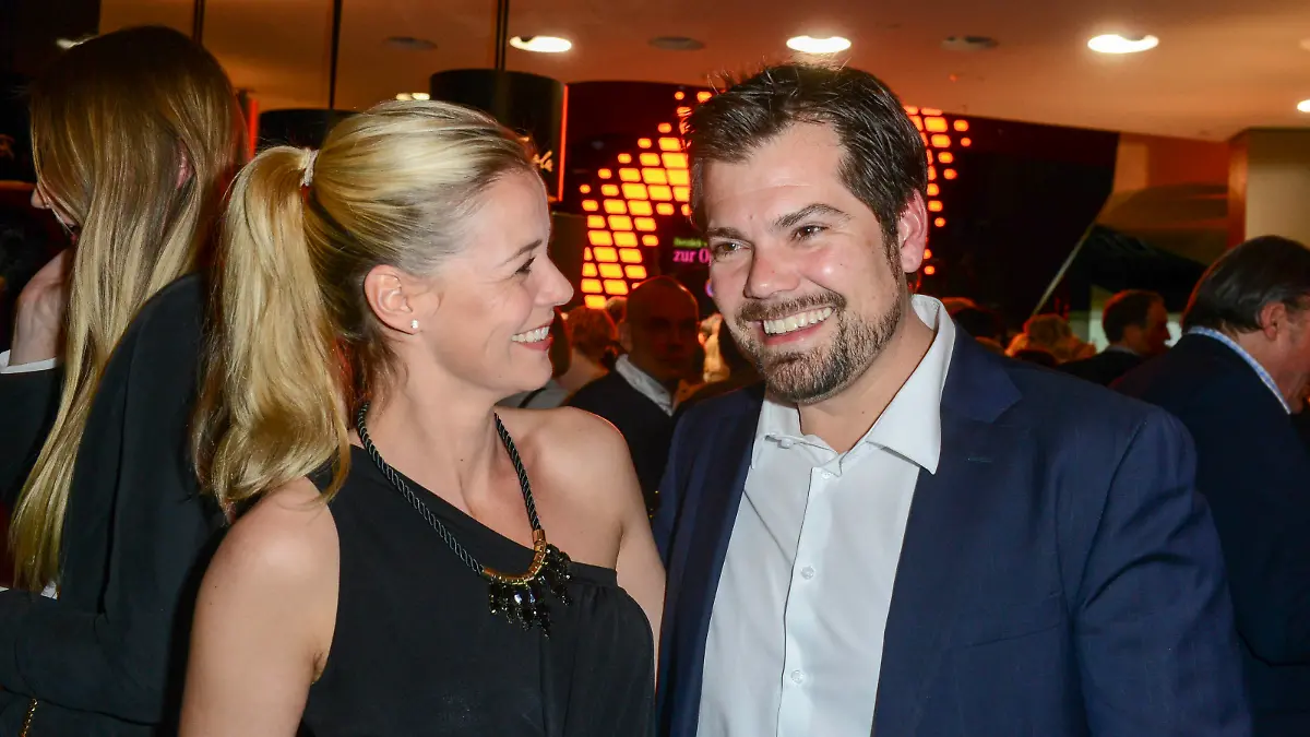 Daniel Fehlow mit seiner Freundin Jessica GinkelOperaLOUNGE goes Jazz der Deutschen Oper Berlin in der Mercedes-Benz Gallery Unter den Linden 14 am 17.04.2015 Berlin
