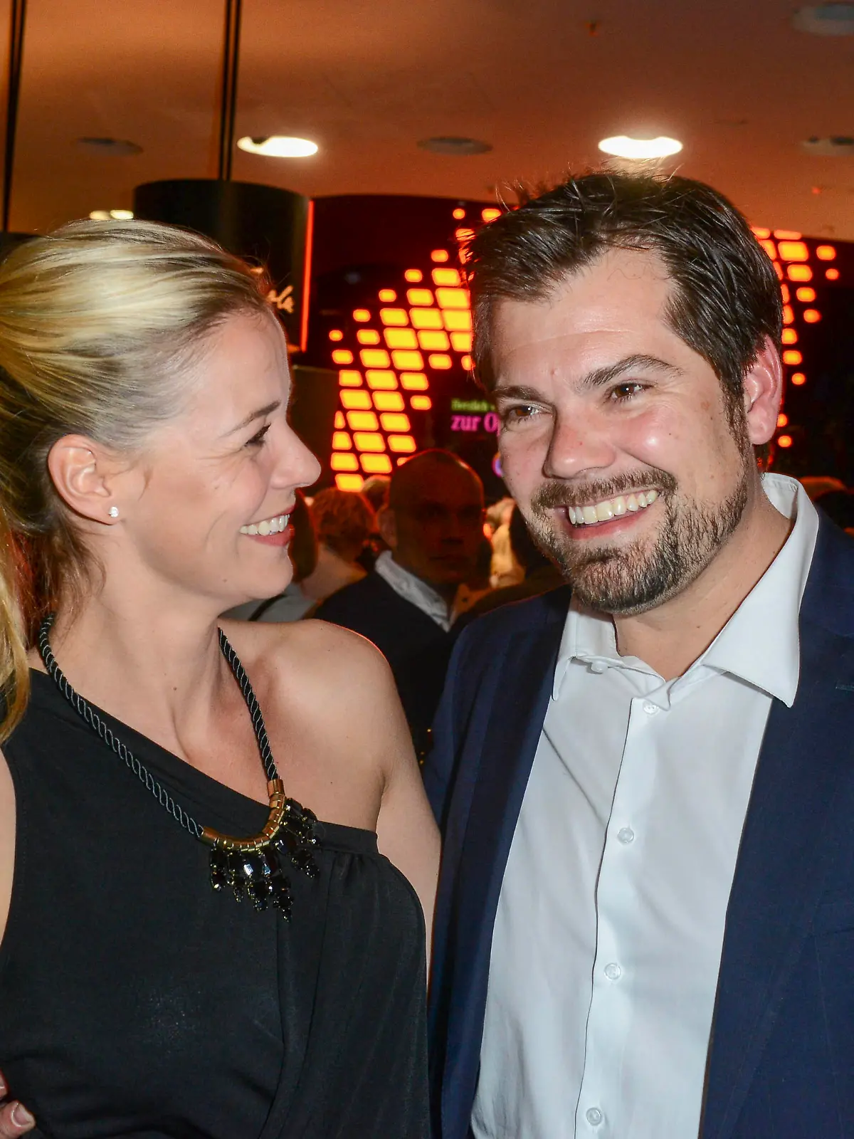 Daniel Fehlow mit seiner Freundin Jessica GinkelOperaLOUNGE goes Jazz der Deutschen Oper Berlin in der Mercedes-Benz Gallery Unter den Linden 14 am 17.04.2015 Berlin