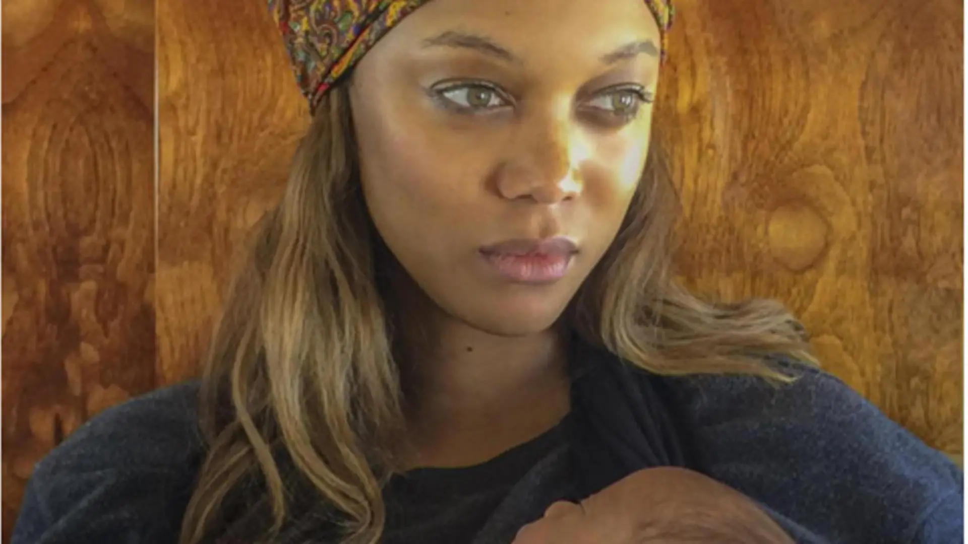 Tyra Banks hält ihren Sohn York Banks Asla auf dem Arm