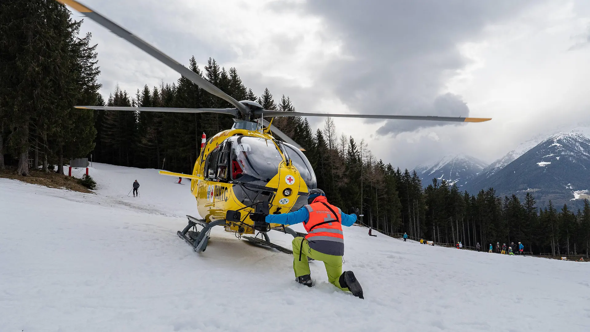 14.03.2020 / Patscherkofel, Tirol, Austria / ÖAMTC Rettungshubschrauber Christophorus 1 / Notarzthubschrauber, Notarzt-Hubschrauber / Flugrettung / Luftrettung im Winter im Einsatz, im Gebirge / Rettungseinsatz in den Alpen nach einem Skiunfall, Ski-Unfall / Bergung, Rettung eines Verletzten auf einer Skipiste, Ski-Piste / Pistenrettung, Pisten-Rettung / Heli / Helicopter / Hubschrauber OE-XVB / Hersteller: Airbus Helicopters / Type: H135 / Bergrettung, Bergrettungsdienst Österreich / Österreichisches Rotes Kreuz *** 14 03 2020 Patscherkofel, Tyrol, Austria ÖAMTC Rescue helicopter Christophorus 1 emergency doctors helicopter, emergency doctors helicopter Air rescue Air rescue in winter on duty, in the mountains Rescue operation in the A