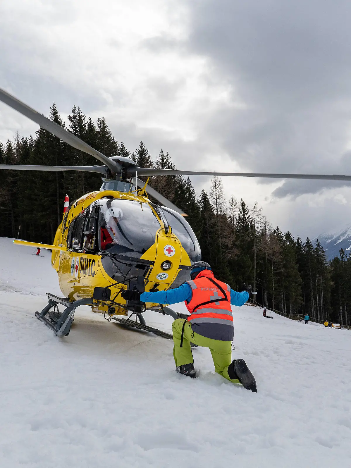  14.03.2020 / Patscherkofel, Tirol, Austria / ÖAMTC Rettungshubschrauber Christophorus 1 / Notarzthubschrauber, Notarzt-Hubschrauber / Flugrettung / Luftrettung im Winter im Einsatz, im Gebirge / Rettungseinsatz in den Alpen nach einem Skiunfall, Ski-Unfall / Bergung, Rettung eines Verletzten auf einer Skipiste, Ski-Piste / Pistenrettung, Pisten-Rettung / Heli / Helicopter / Hubschrauber OE-XVB / Hersteller: Airbus Helicopters / Type: H135 / Bergrettung, Bergrettungsdienst Österreich / Österreichisches Rotes Kreuz *** 14 03 2020 Patscherkofel, Tyrol, Austria ÖAMTC Rescue helicopter Christophorus 1 emergency doctors helicopter, emergency doctors helicopter Air rescue Air rescue in winter on duty, in the mountains Rescue operation in the A 