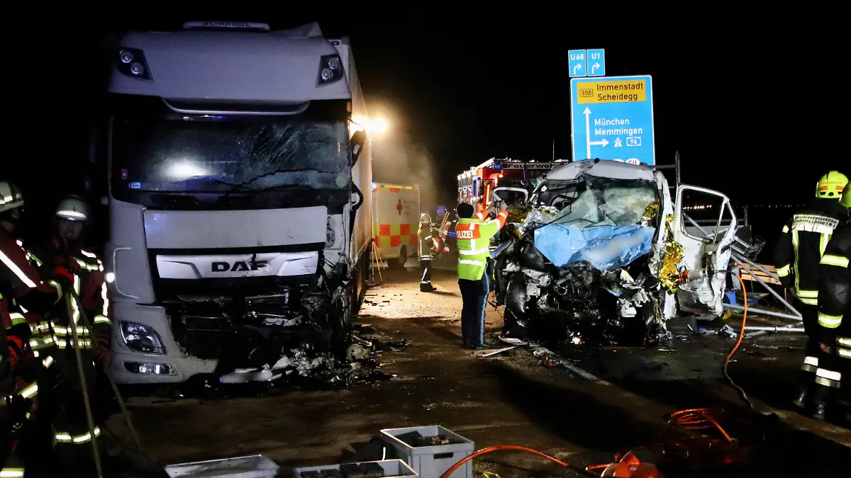 20.01.2023, Bayern, Weißensberg: Polizei und Feuerwehr sind an einer Unfallstelle auf der B31 im Einsatz. Zwei Menschen sind bei einem Frontalzusammenstoß auf der B31 bei Weißensberg im Landkreis Lindau (Bodensee) ums Leben gekommen. Ein 40-Jähriger war am Freitagabend aus bislang ungeklärter Ursache mit seinem Kleintransporter in den Gegenverkehr geraten und frontal in einen entgegenkommenden Sattelzug gekracht, wie die Polizei mitteilte. Er und sein 38-jähriger Beifahrer wurden dabei tödlich verletzt. Foto: Davor Knappmeyer/Davor Knappmeyer /dpa +++ dpa-Bildfunk +++