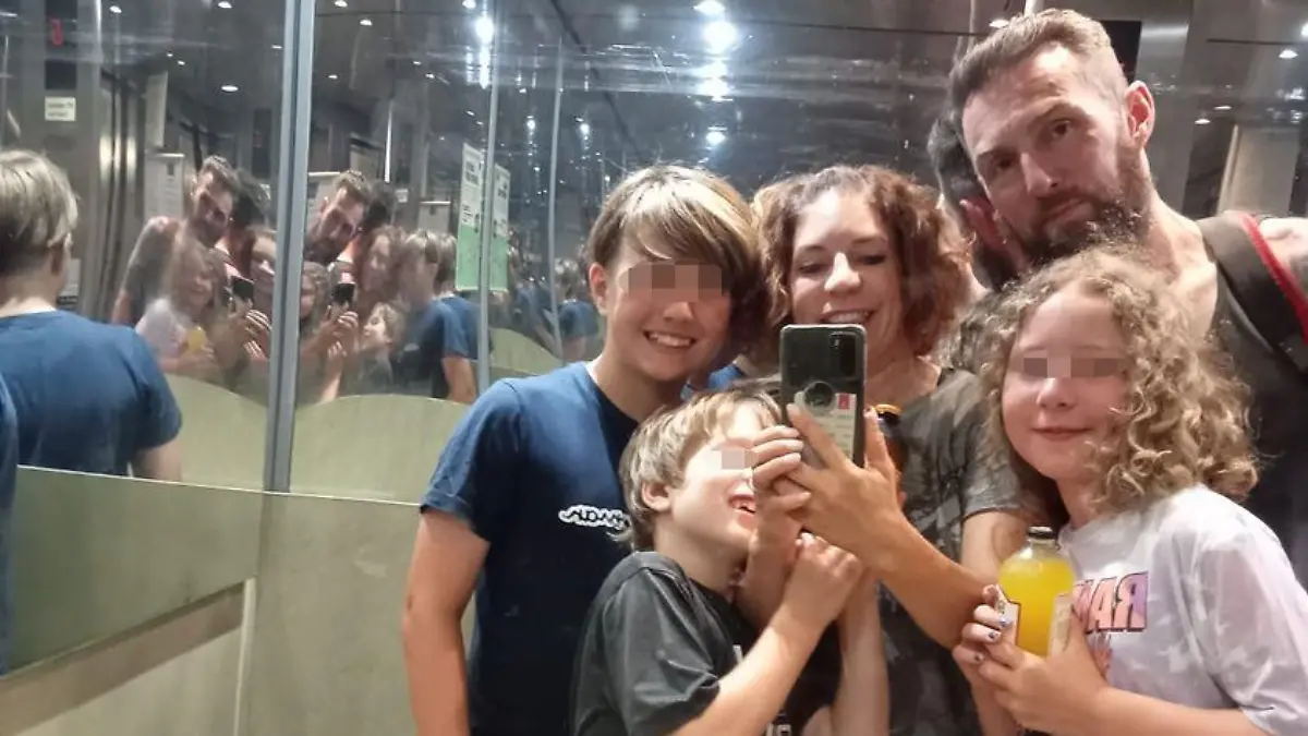 In Gedenken an ihren verstorbenen Mann postete Witwe Simonne in den sozialen Medien ein gemeinsames Familienfoto.
