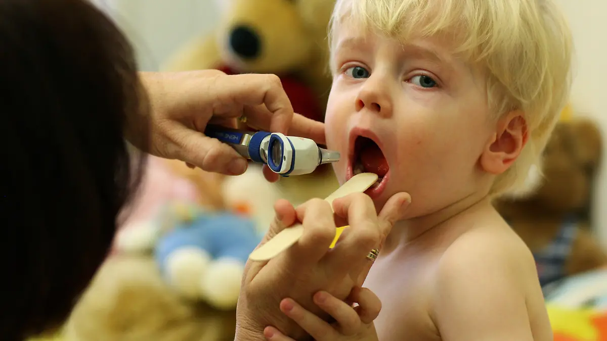 Die Kinderärztin Antje Nimtz-Talaska aus Frankfurt (Oder) untersucht in ihrer Praxis ein Kleinkind, aufgenommen am 07.02.2008. "Frau Doktor" ist Fachärztin für Kinder- und Jugendmedizin. Foto: Patrick Pleul dpa +++(c) dpa - Report+++