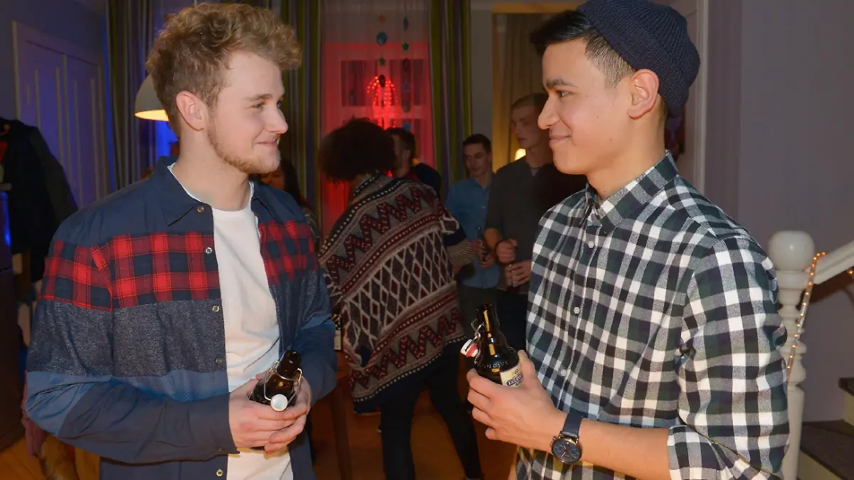 Luis (David Meier) ist von Jonas' (Felix van Deventer) DJ-Qualitäten begeistert.