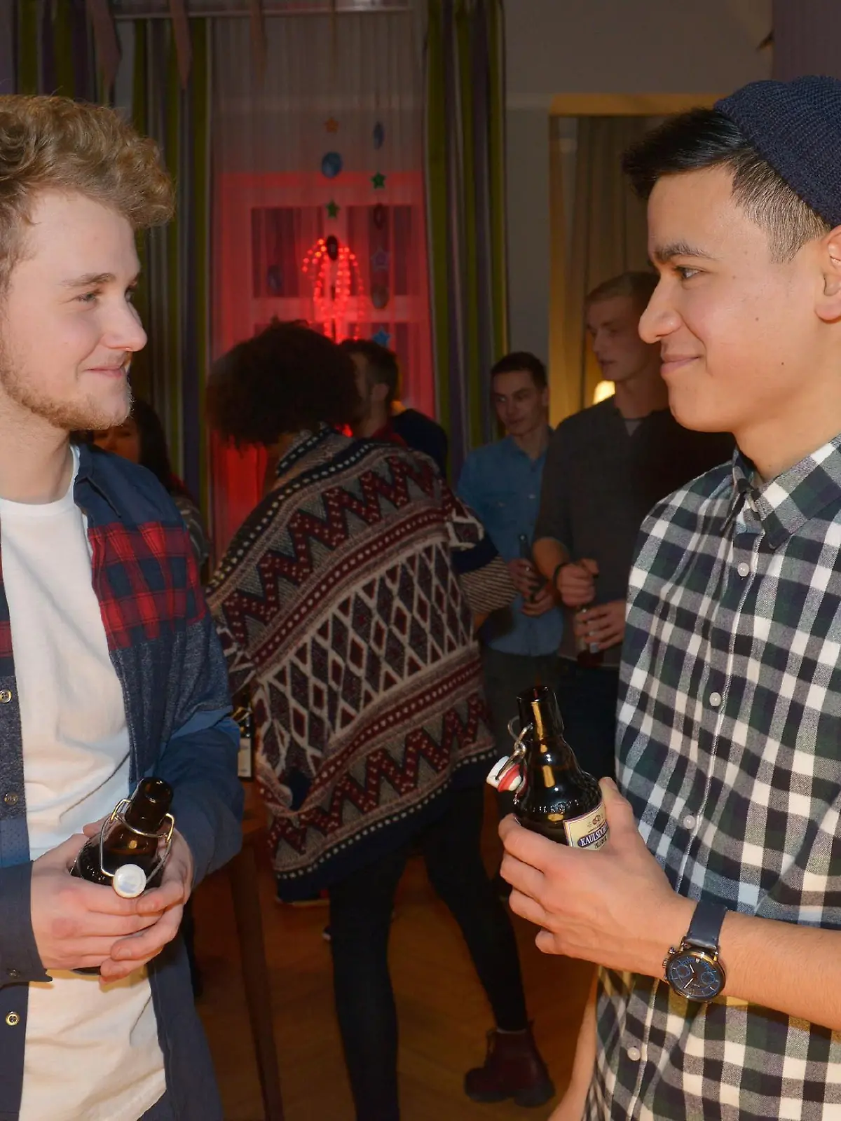 Luis (David Meier) ist von Jonas' (Felix van Deventer) DJ-Qualitäten begeistert.