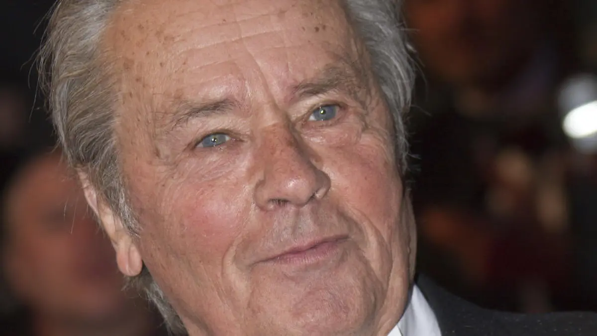Alain Delon ist zu schwach, um am Wiener Opernball teilzunehmen, stattdessen kommt sein Sohn Anthony Delon