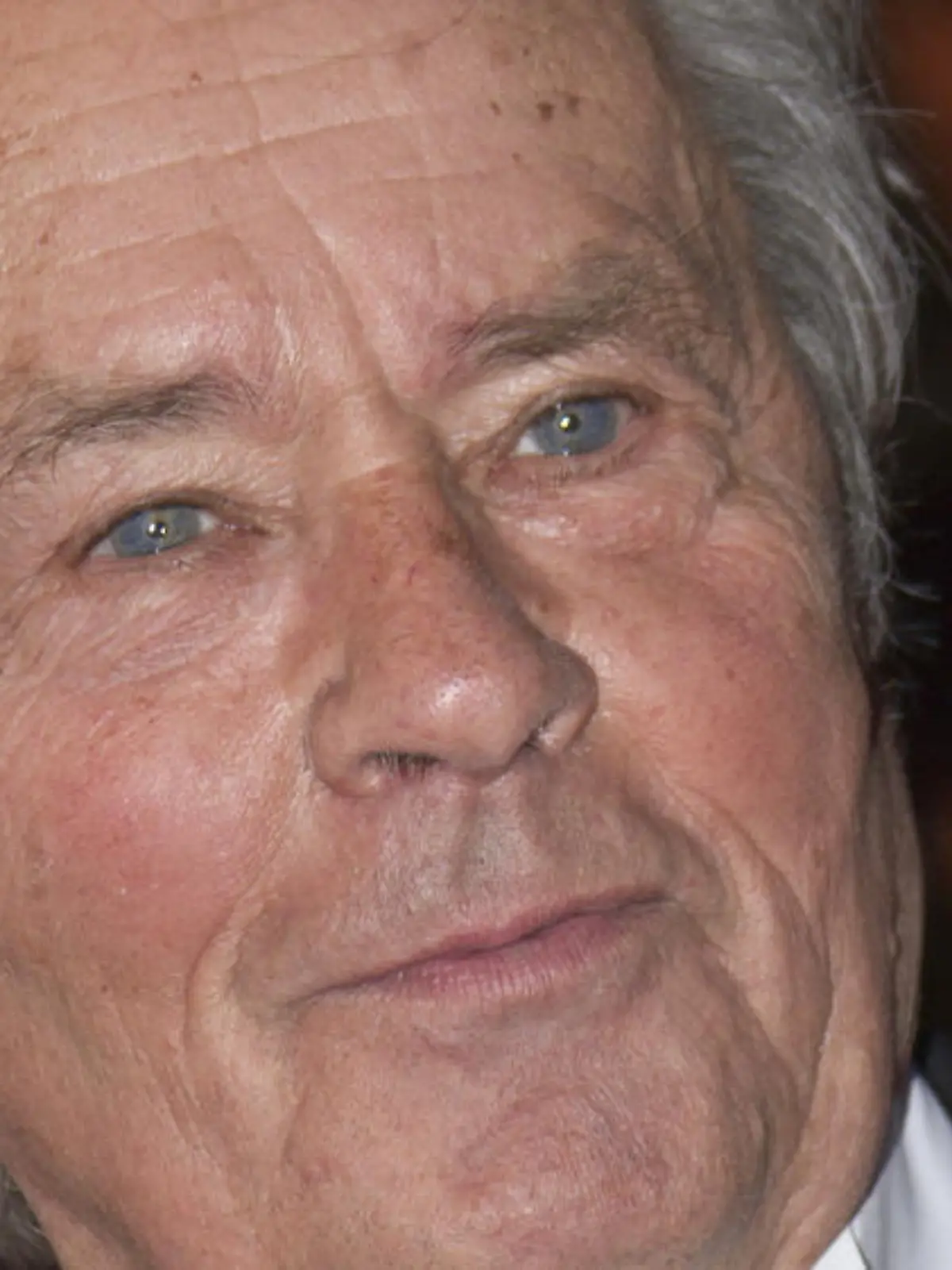 Alain Delon ist zu schwach, um am Wiener Opernball teilzunehmen, stattdessen kommt sein Sohn Anthony Delon