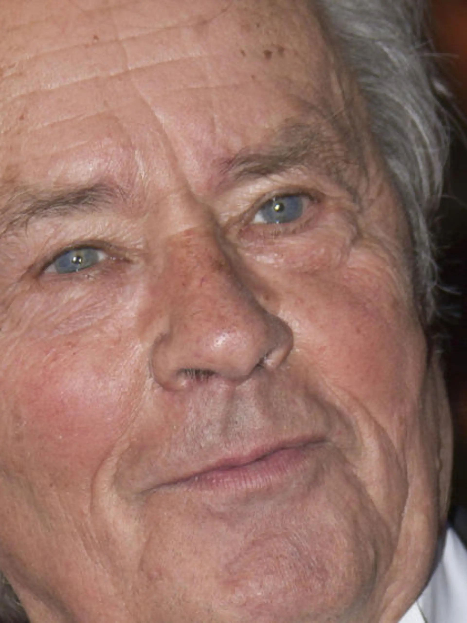 Alain Delon ist zu schwach, um am Wiener Opernball teilzunehmen, stattdessen kommt sein Sohn Anthony Delon