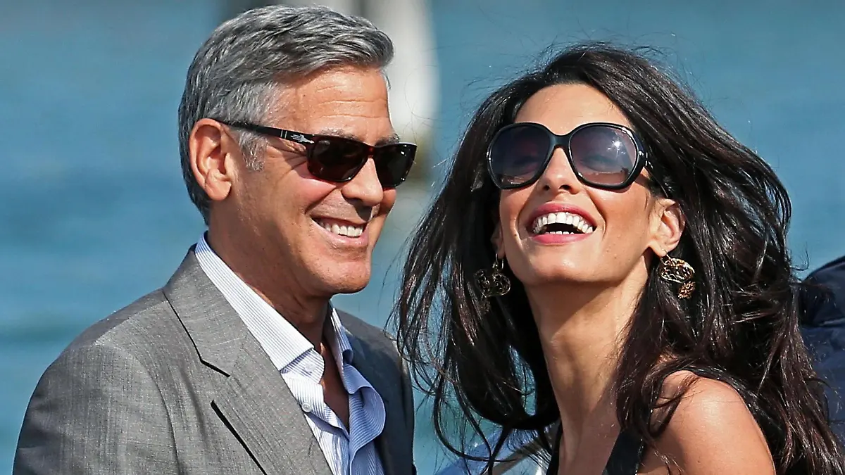 FILE - US actor George Clooney and his fiancee, Lebanese-British lawyer Amal Alamuddin (R) arrive in Venice, Italy, 26 September 2014. EPA/ALESSANDRO DI MEO (zu (zu dpa «Derzeit kein Kinderwunsch bei den Clooneys - «Dafür sorgen wir schon»») +++(c) dpa - Bildfunk+++