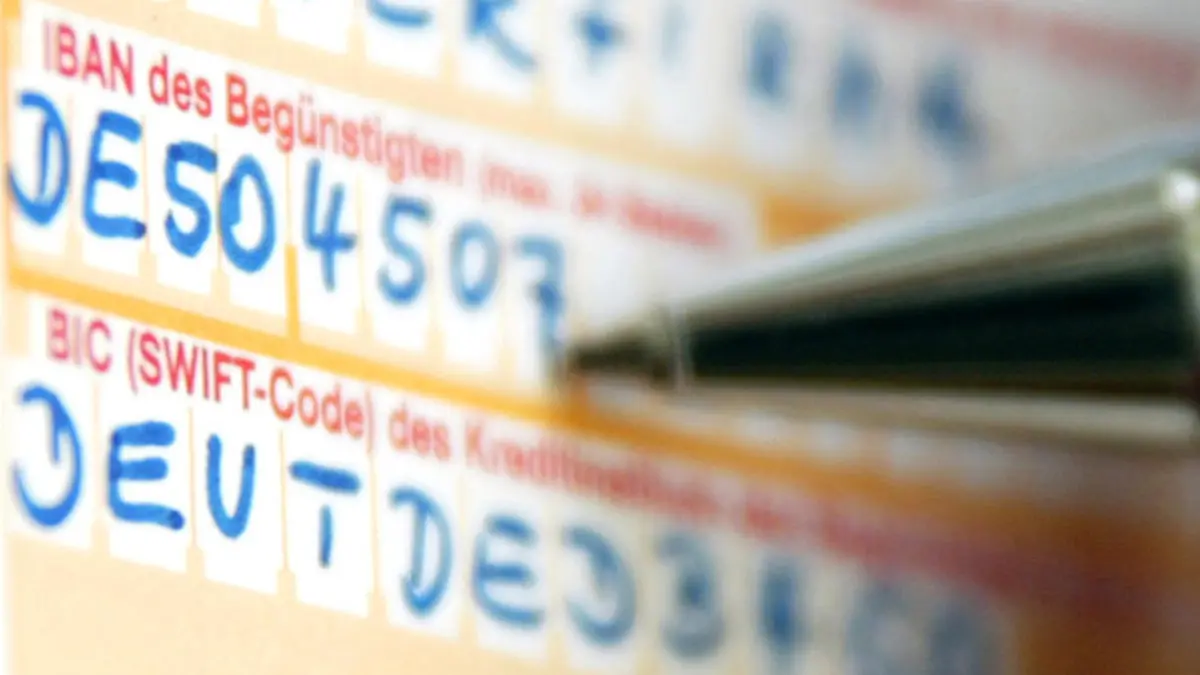 ARCHIV - ILLUSTRATION - Die Felder IBAN und BIC (SWIFT-Code) werden auf einem Formular für Auslandsüberweisungen ausgefüllt (Illustration zum Thema Swift vom 23.06.2006). Überweisungen für Internet-Käufe oder ans Reisebüro in Übersee - solch private Daten von EU-Bürgern dürfen vom 1. August an wieder von US-Fahndern überprüft werden. Dann tritt das neue «Swift»-Abkommen in Kraft. Foto: Fredrik v. Erichsen (zu dpa 4179 vom 30.07.2010)  +++(c) dpa - Bildfunk+++