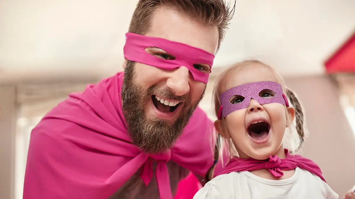 Father and daughter playing superhero and superwoman || Modellfreigabe vorhanden