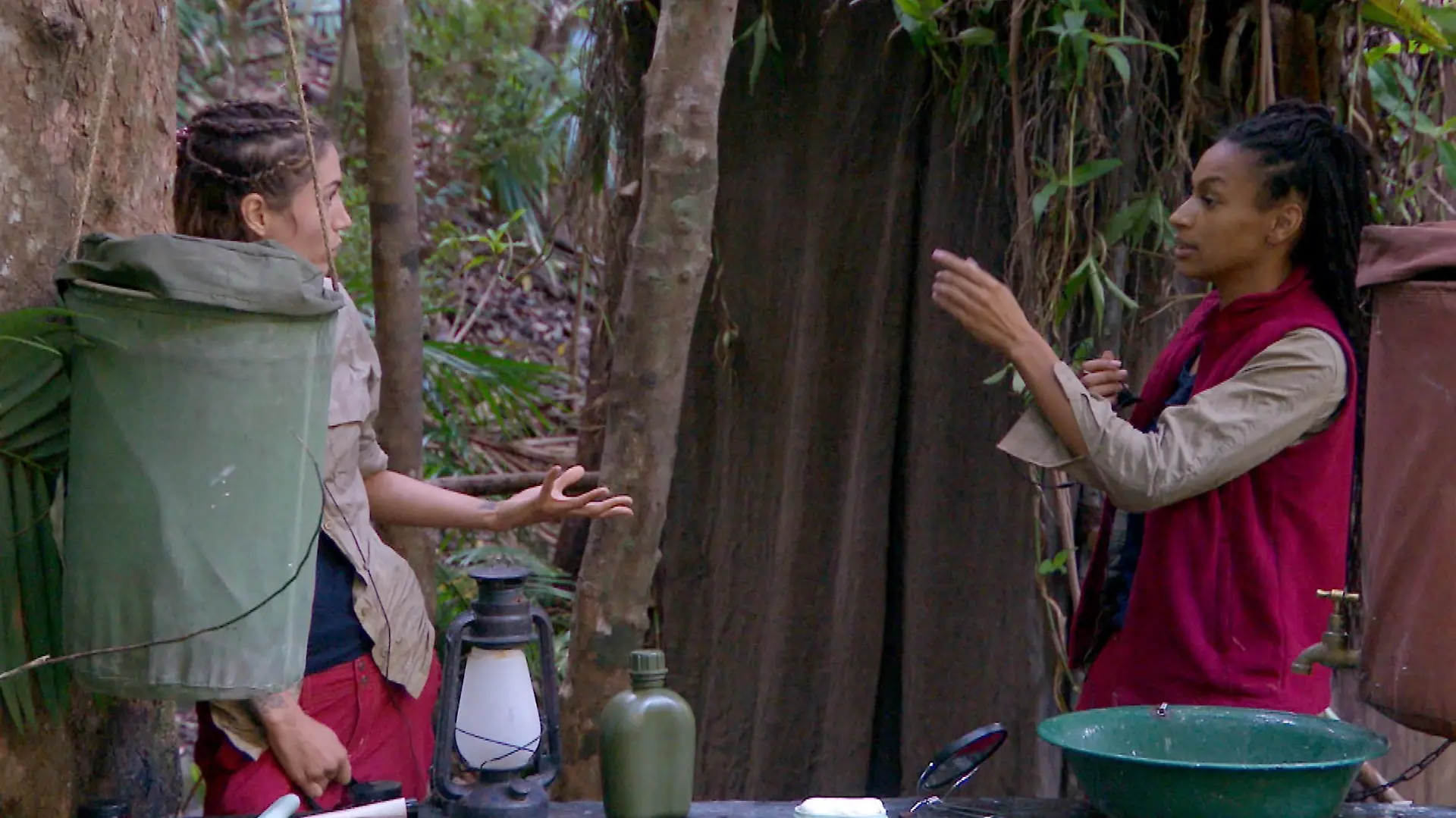 ACHTUNG: SPERRFRIST FÜR ALLE MEDIEN BIS SAMSTAG, 21.01.2023, 24:00  UHR !!! Tag 9 im Camp. Die lautstarke Auseinandersetzung zwischen Cecilia Asoro (r.) und Tessa Bergmeier liegt auch am Morgen danach noch in der Luft. Tessa geht einen Schritt auf Cecilia zu.

Die Verwendung des sendungsbezogenen Materials ist nur mit dem Hinweis und Verlinkung auf RTL+ gestattet.