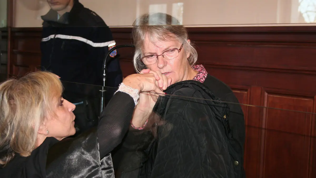 epa05137834 A picture dated 03 December 2015 shows Jacqueline Sauvage (C), a French woman convicted of murdering her abusive husband, with her lawyer (no name given) in court in Blois, France. Media reports on 31 January 2016 state that French President Francois pardoned Jacqueline Sauvage after a clermency plea by her children. Sauvage has become a symbol of the scourge of domestic violence in France since she lost her appeal against her conviction for murder in December. EPA/PHILIPPE RENAUD FRANCE OUT / CORBIS OUT +++(c) dpa - Bildfunk+++