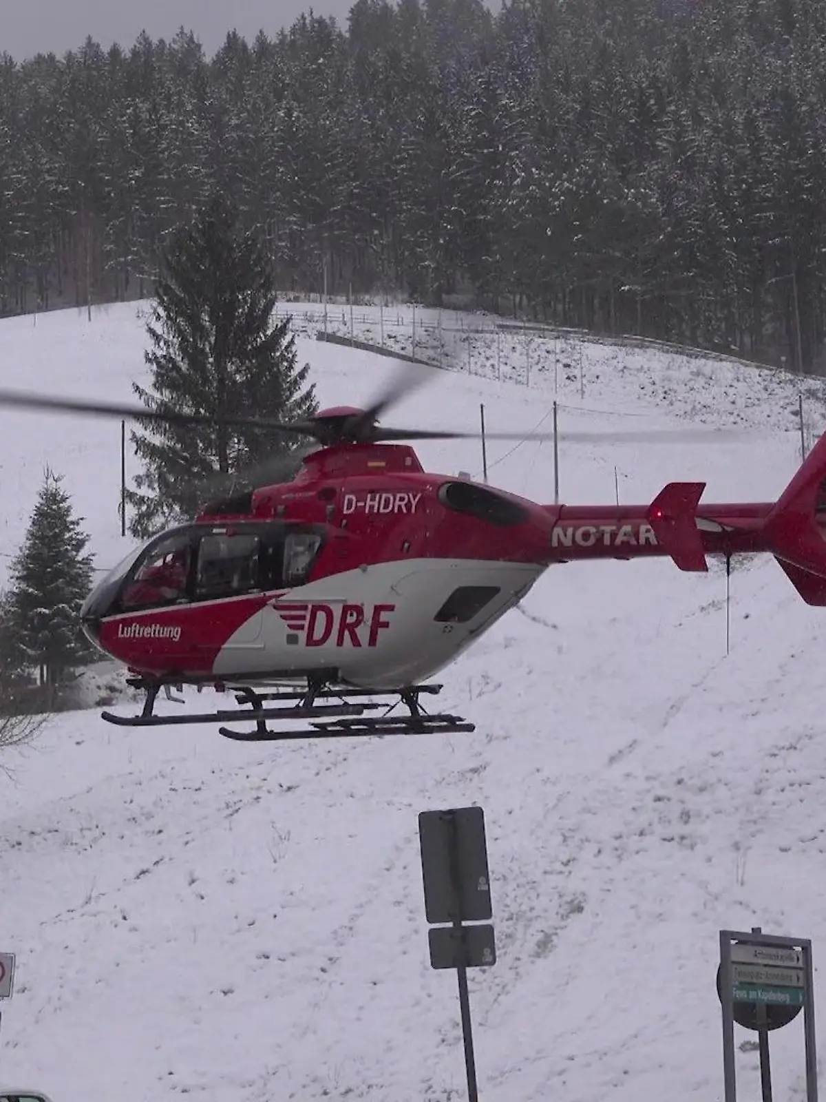 Schwerer Schlitten-Unfall in Bad Griesbach: Zwei Kinder fahren mit Schlitten über Kuppe und knallen gegen Mauer.