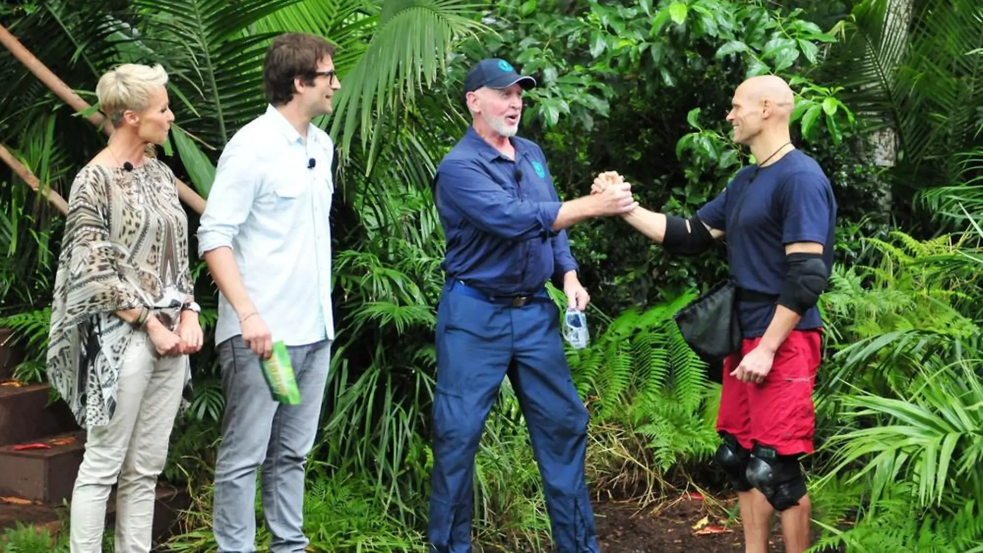 Letztes Shakehands? Dr. Bob mit Thorsten Legat (re.) bei der finalen Dschungelprüfung
