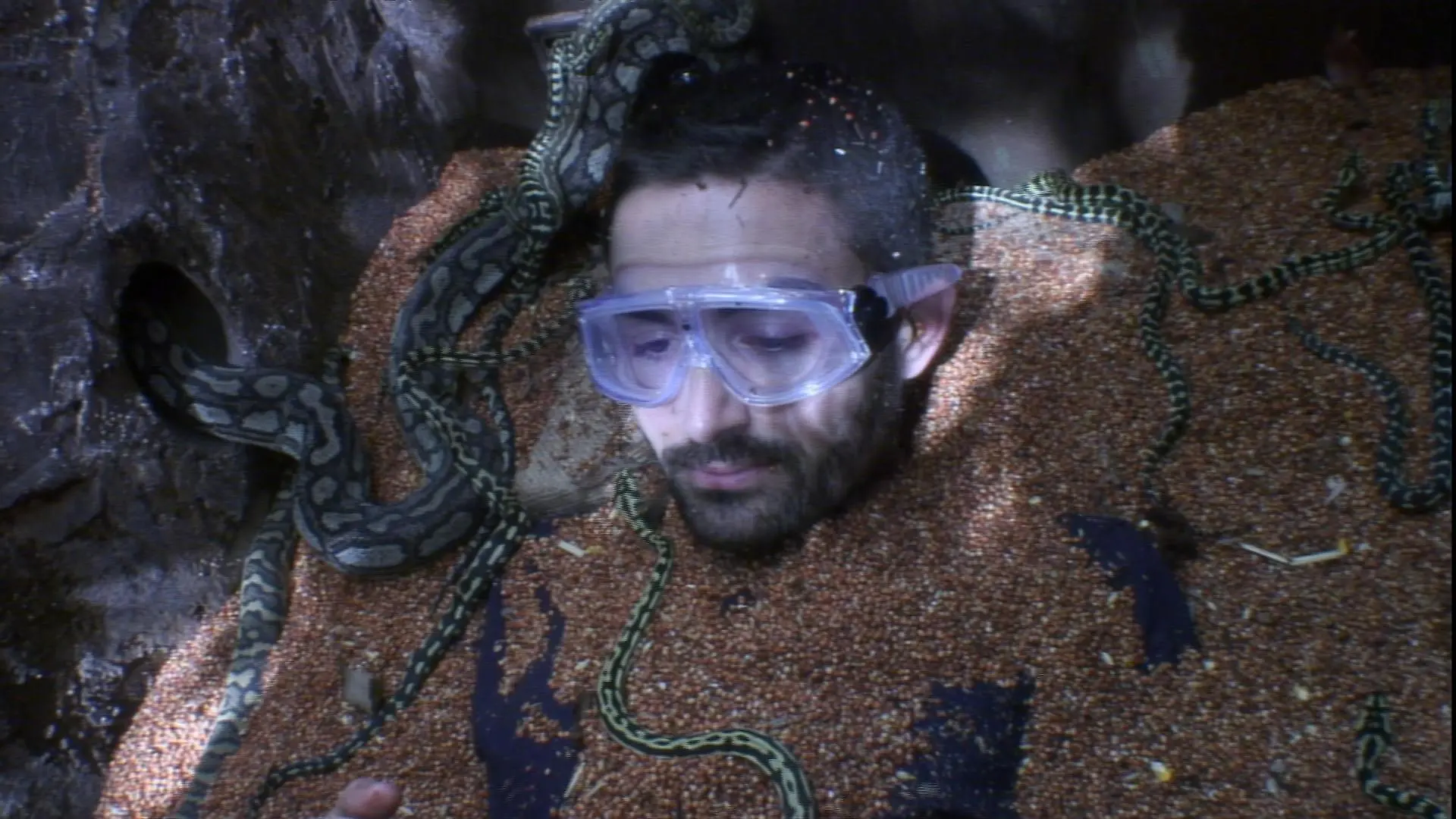 Tag 16 - Dschungelprüfung 17, Teil 3 "Come on"": Finalist Menderes Bagci bei seiner letzten Dschungelprüfung. Das DSDS-Urgestein musste fünf Minuten in einem Erdloch in absoluter Dunkelheit zusammen mit 40 Schlangen aushalten. In der unterirdischen Kammer wurde er erst mal mit Sand überschüttet. Aufgeben war für ihn keine Option. Nach fünf Minuten in Gesellschaft mit den Schlangen wird die Grube geöffnet. Menderes hat alle fünf Sternen mühelos erspielt. # Foto: RTL

Verwendung der Bilder für Online-Medien ausschließlich mit folgender Verlinkung: "Alle Infos zu "Ich bin ein Star - Holt mich hier raus!" im Special bei RTL.de: http://www.rtl.de/cms/sendungen/ich-bin-ein-star.html

NUR ZUR EINMALIGEN VERÖFFENTLICHUNG ! KEINE WEITERGABE AN DRITTE ! 
KEINE VERWENDUNG NACH DEM 09.02.2016 !! KEINE ARCHIVIERUNG !

Suchbegriff: Dschungelcamp *** Local Caption *** Verwendung der Bilder für Online-Medien ausschließlich mit folgender Verlinkung: "Alle Infos zu "Ich bin ein Star - Holt mich hier raus!" im Special bei RTL.de: http://www.rtl.de/cms/sendungen/ich-bin-ein-star.html

NUR ZUR EINMALIGEN VERÖFFENTLICHUNG ! KEINE WEITERGABE AN DRITTE ! 
KEINE VERWENDUNG NACH DEM 09.02.2016 !! KEINE ARCHIVIERUNG !

Suchbegriff: Dschungelcamp