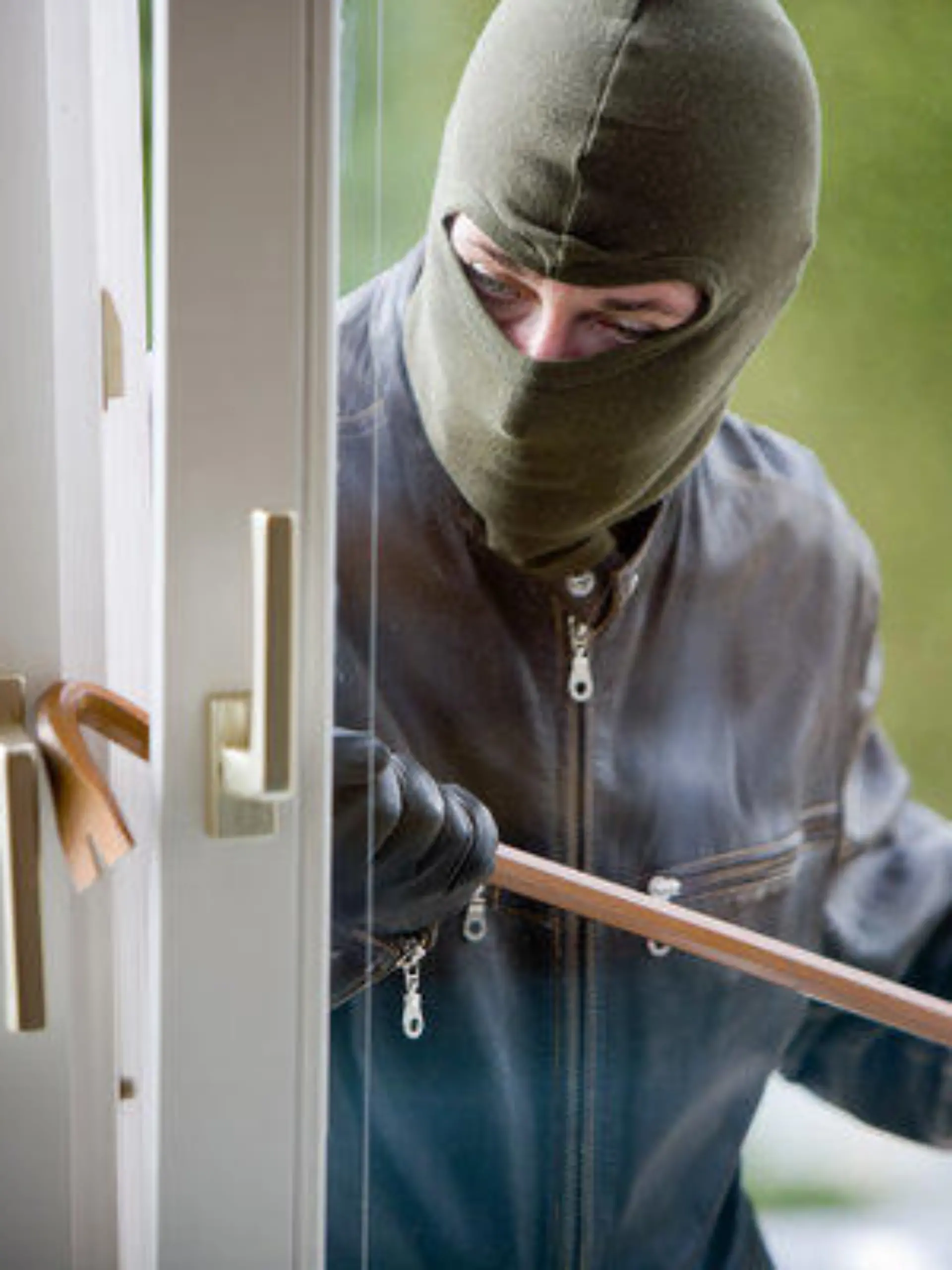 Einbrecher an einem Fenster