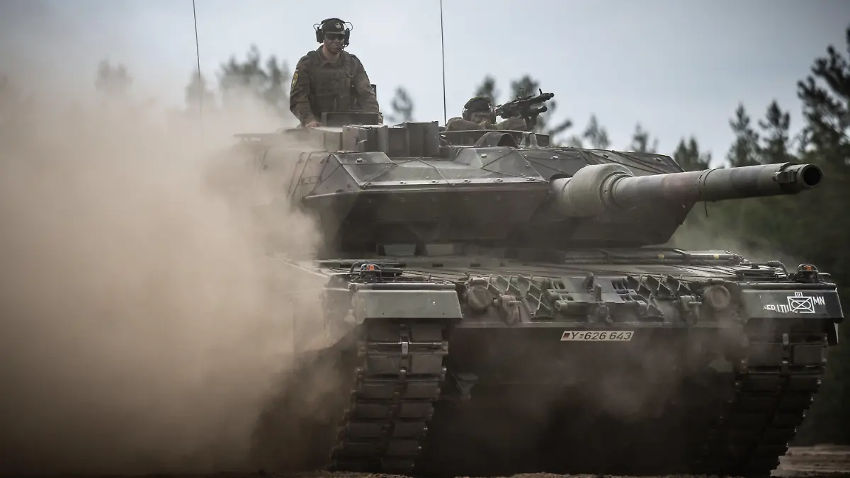 ARCHIV - 07.06.2022, Litauen, Pabrade: Ein Leopard-2-Panzer der Bundeswehr, der von der NATO Enhanced Forward Presence Battle Group (eFP-Bataillon) eingesetzt wird, fährt beim Besuch von Bundeskanzler Scholz durch das Camp Adrian Rohn. (zu dpa «Kampfpanzer-Lieferung: Überwiegend Ablehnung in der Bevölkerung») Foto: Michael Kappeler/dpa +++ dpa-Bildfunk +++