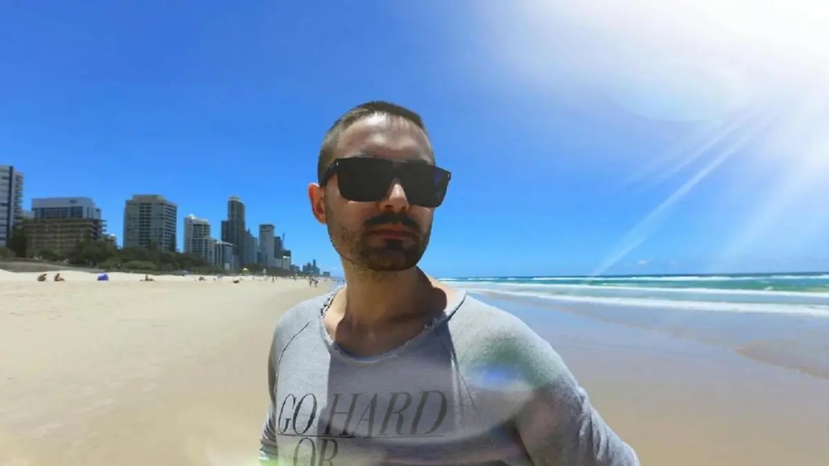 Menderes am Strand in Australien - parallel zum Dschungel-Aufenthalt pflegt das Sternchen auch seine Musikkarriere
