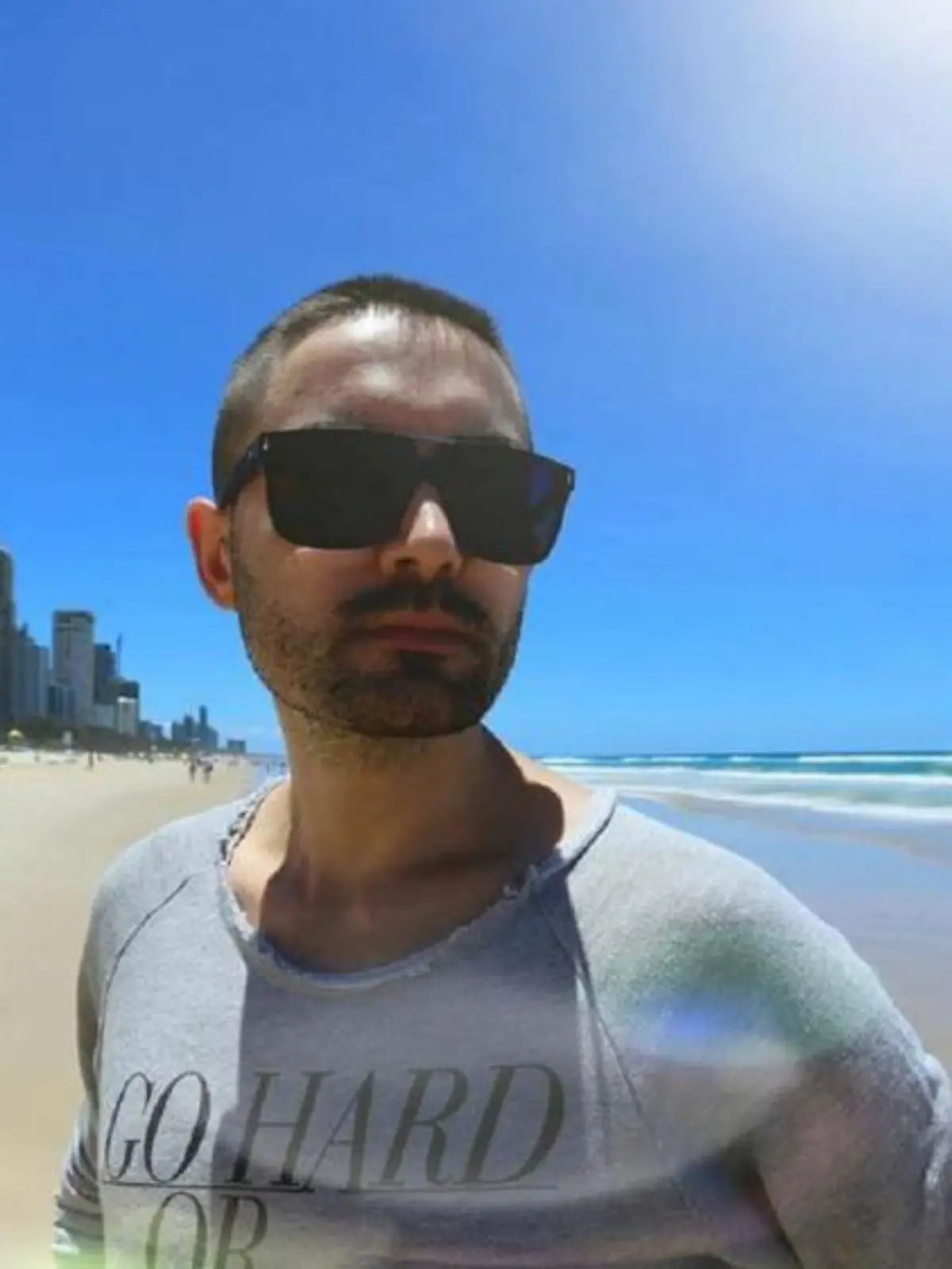 Menderes am Strand in Australien - parallel zum Dschungel-Aufenthalt pflegt das Sternchen auch seine Musikkarriere