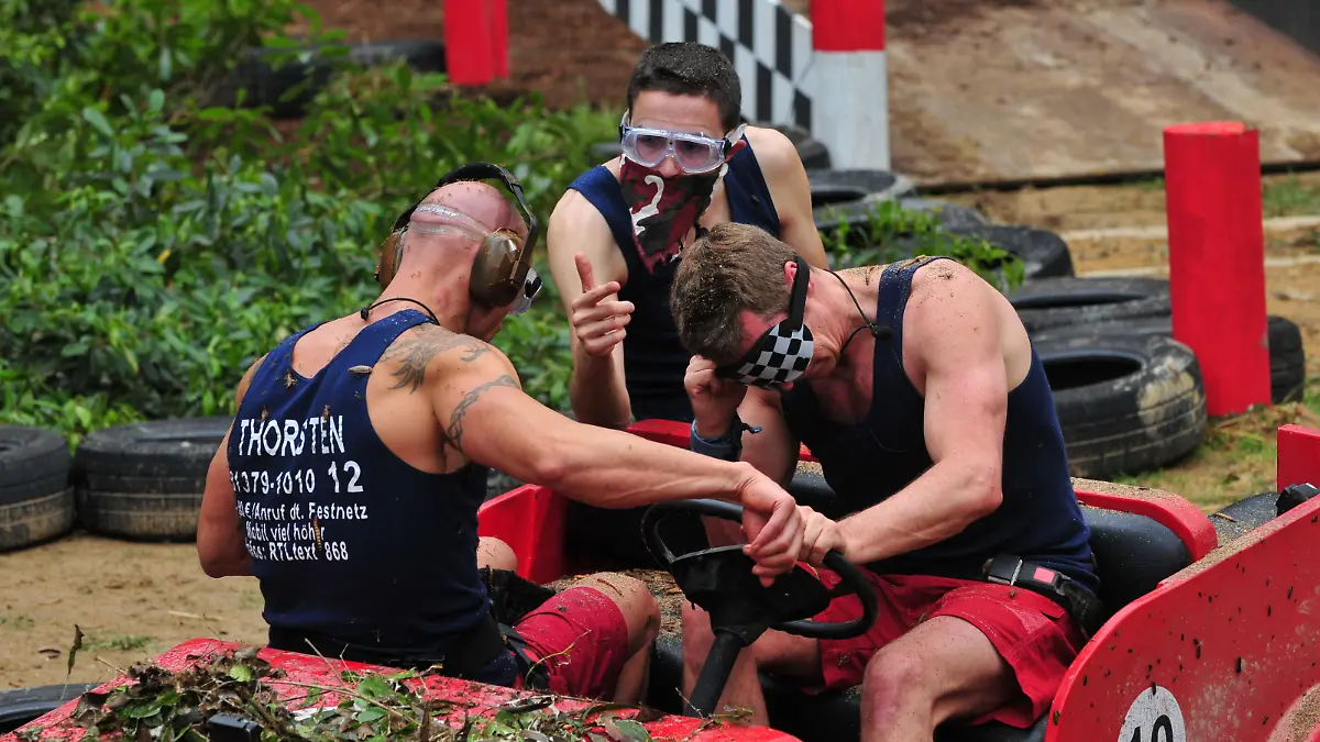 Tag 14 - Dschungelprüfung 15 "Der Große Preis von Murwillumbah": v.l.: Thorsten Legat, Menderes Bagci und Jürgen Milski und müssen gemeinsam in einem Dschungel-Cabrio-Buggy einen Parcours durchfahren. Die Schwierigkeit dabei: Jürgen wird eine blickdichte Brille tragen und am Steuer sitzen. Thorsten wird neben ihm mit dem Rücken zur Fahrtrichtung sitzen und einen Kopfhören tragen und nichts hören. Menderes wird auf dem Rücksitz sitzen und nicht sprechen dürfen. # Foto: RTL / Stefan
Verwendung der Bilder für Online-Medien ausschließlich mit folgender Verlinkung: "Alle Infos zu "Ich bin ein Star - Holt mich hier raus!" im Special bei RTL.de: http://www.rtl.de/cms/sendungen/ich-bin-ein-star.html
NUR ZUR EINMALIGEN VERÖFFENTLICHUNG ! KEINE WEITERGABE AN DRITTE !
KEINE VERWENDUNG NACH DEM 09.02.2016 !! KEINE ARCHIVIERUNG !
Suchbegriff: Dschungelcamp *** Local Caption *** Verwendung der Bilder für Online-Medien ausschließlich mit folgender Verlinkung: "Alle Infos zu "Ich bin ein Star - Holt mich hier raus!" im Special bei RTL.de: http://www.rtl.de/cms/sendungen/ich-bin-ein-star.html
NUR ZUR EINMALIGEN VERÖFFENTLICHUNG ! KEINE WEITERGABE AN DRITTE !
KEINE VERWENDUNG NACH DEM 09.02.2016 !! KEINE ARCHIVIERUNG !
Suchbegriff: Dschungelcamp