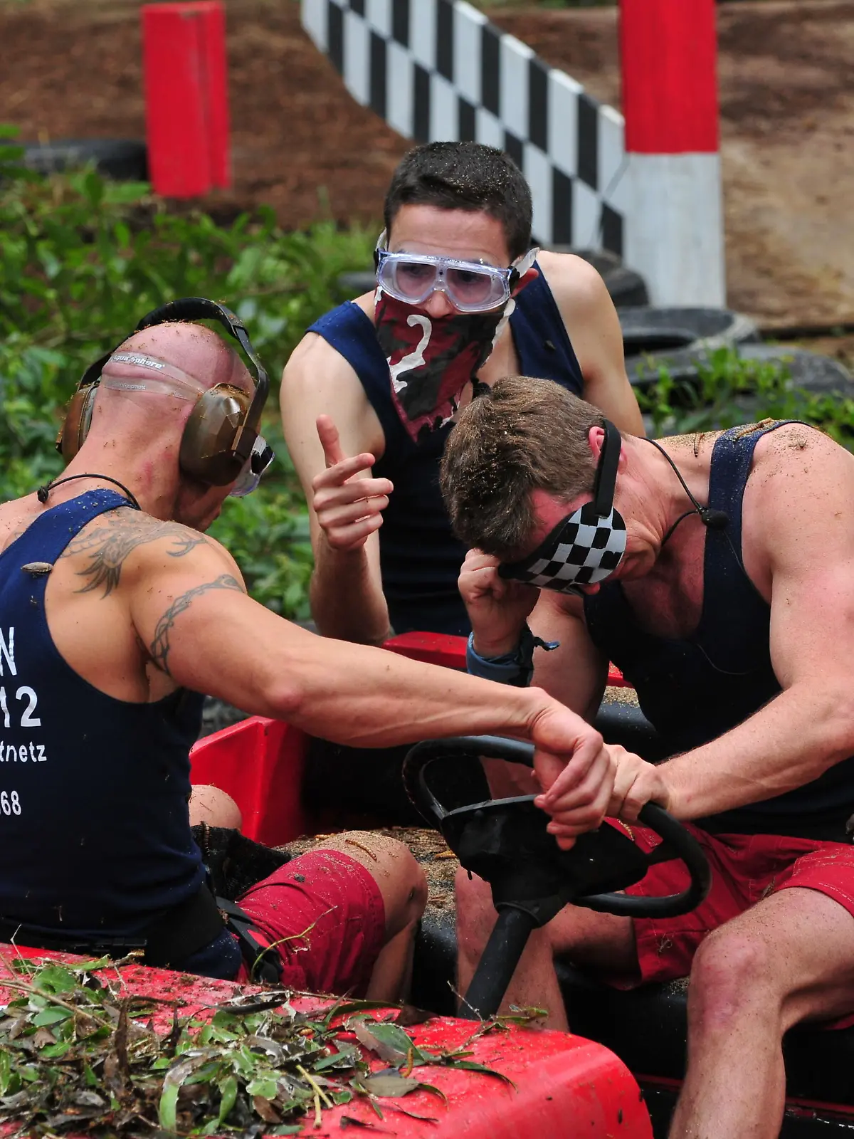 Tag 14 - Dschungelprüfung 15 "Der Große Preis von Murwillumbah": v.l.: Thorsten Legat, Menderes Bagci und Jürgen Milski und müssen gemeinsam in einem Dschungel-Cabrio-Buggy einen Parcours durchfahren. Die Schwierigkeit dabei: Jürgen wird eine blickdichte Brille tragen und am Steuer sitzen. Thorsten wird neben ihm mit dem Rücken zur Fahrtrichtung sitzen und einen Kopfhören tragen und nichts hören. Menderes wird auf dem Rücksitz sitzen und nicht sprechen dürfen. # Foto: RTL / Stefan

Verwendung der Bilder für Online-Medien ausschließlich mit folgender Verlinkung: "Alle Infos zu "Ich bin ein Star - Holt mich hier raus!" im Special bei RTL.de: http://www.rtl.de/cms/sendungen/ich-bin-ein-star.html

NUR ZUR EINMALIGEN VERÖFFENTLICHUNG ! KEINE WEITERGABE AN DRITTE ! 
KEINE VERWENDUNG NACH DEM 09.02.2016 !! KEINE ARCHIVIERUNG !

Suchbegriff: Dschungelcamp *** Local Caption *** Verwendung der Bilder für Online-Medien ausschließlich mit folgender Verlinkung: "Alle Infos zu "Ich bin ein Star - Holt mich hier raus!" im Special bei RTL.de: http://www.rtl.de/cms/sendungen/ich-bin-ein-star.html

NUR ZUR EINMALIGEN VERÖFFENTLICHUNG ! KEINE WEITERGABE AN DRITTE ! 
KEINE VERWENDUNG NACH DEM 09.02.2016 !! KEINE ARCHIVIERUNG !

Suchbegriff: Dschungelcamp