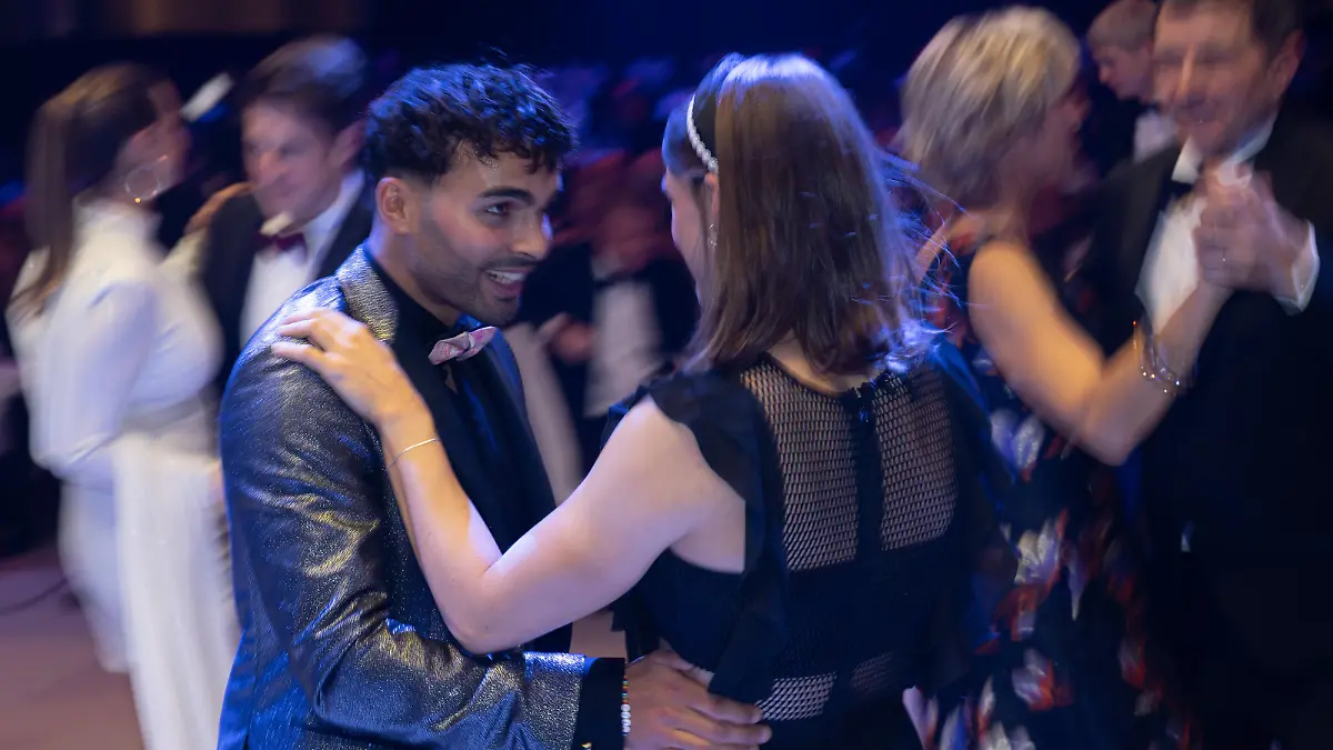 Younes Zarou, Influencer, tanz während des 52. Ball des Sports der Stiftung Deutsche Sporthilfe in der Festhalle Frankfurt mit Ricarda Funk, Kanutin.