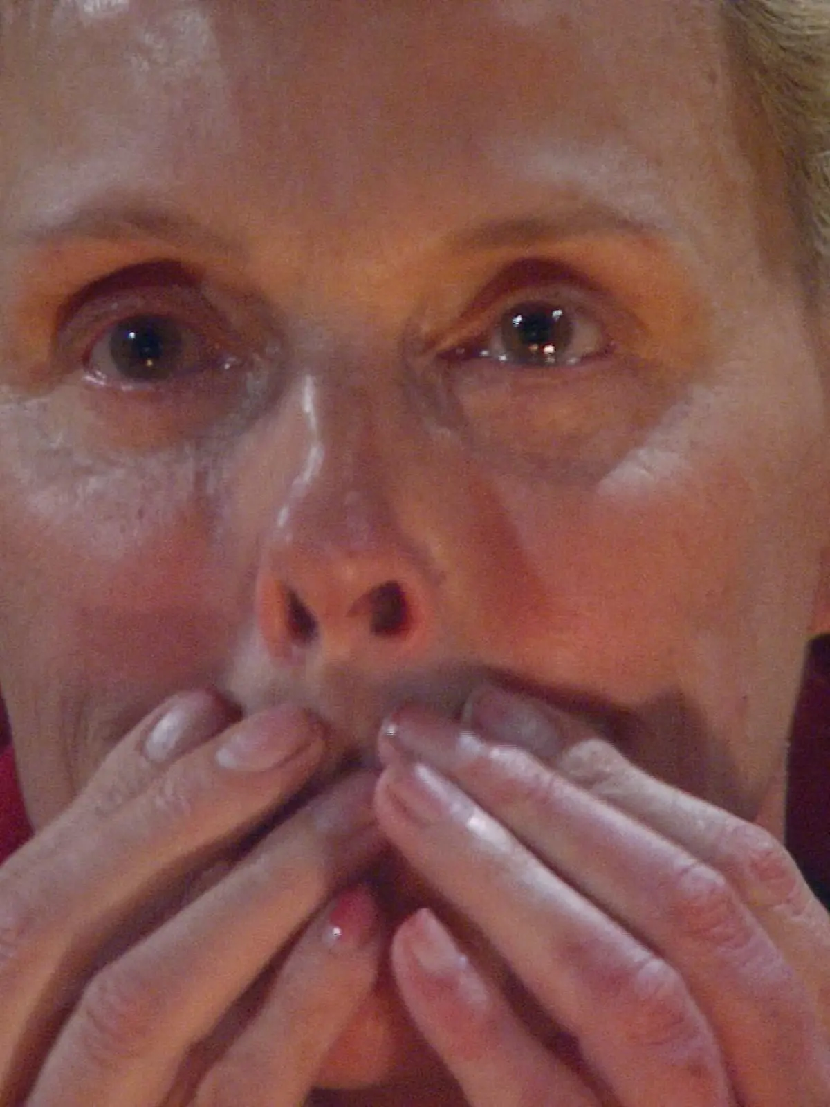 Tag 12 im Camp - Die Stars bekommen Briefe von ihren Liebsten. Brigitte Nielsen weint gerührt und schickt einen Luft-Kuss an ihren Liebsten Mattia. # Foto: RTLVerwendung der Bilder für Online-Medien ausschließlich mit folgender Verlinkung: 'Alle Infos zu 'Ich bin ein Star - Holt mich hier raus!' im Special bei RTL.de: http://www.rtl.de/cms/sendungen/ich-bin-ein-star.htmlNUR ZUR EINMALIGEN VERÖFFENTLICHUNG ! KEINE WEITERGABE AN DRITTE ! KEINE VERWENDUNG NACH DEM 09.02.2016 !! KEINE ARCHIVIERUNG !Suchbegriff: Dschungelcamp