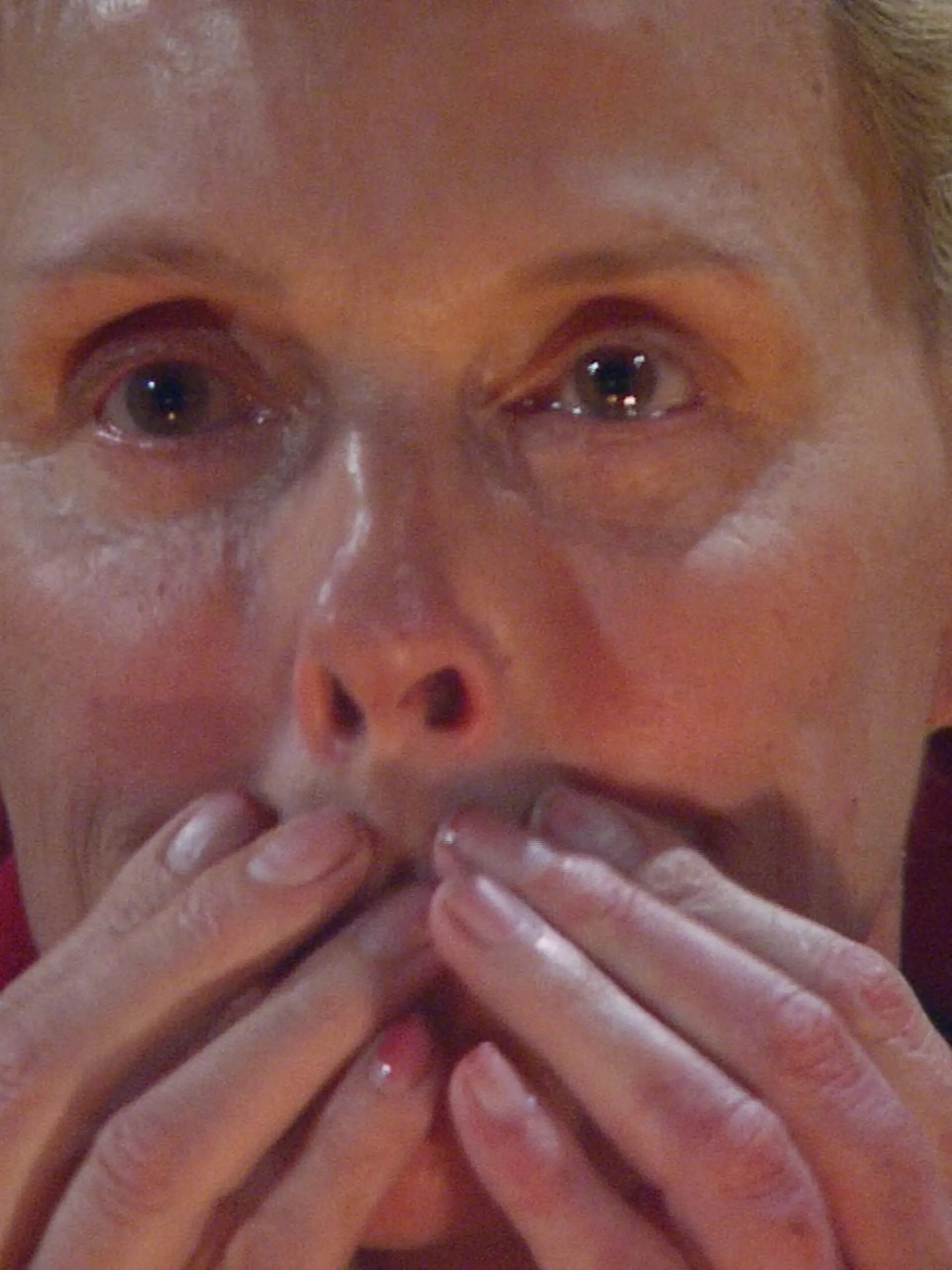 Tag 12 im Camp - Die Stars bekommen Briefe von ihren Liebsten. Brigitte Nielsen weint gerührt und schickt einen Luft-Kuss an ihren Liebsten Mattia. # Foto: RTLVerwendung der Bilder für Online-Medien ausschließlich mit folgender Verlinkung: 'Alle Infos zu 'Ich bin ein Star - Holt mich hier raus!' im Special bei RTL.de: http://www.rtl.de/cms/sendungen/ich-bin-ein-star.htmlNUR ZUR EINMALIGEN VERÖFFENTLICHUNG ! KEINE WEITERGABE AN DRITTE ! KEINE VERWENDUNG NACH DEM 09.02.2016 !! KEINE ARCHIVIERUNG !Suchbegriff: Dschungelcamp