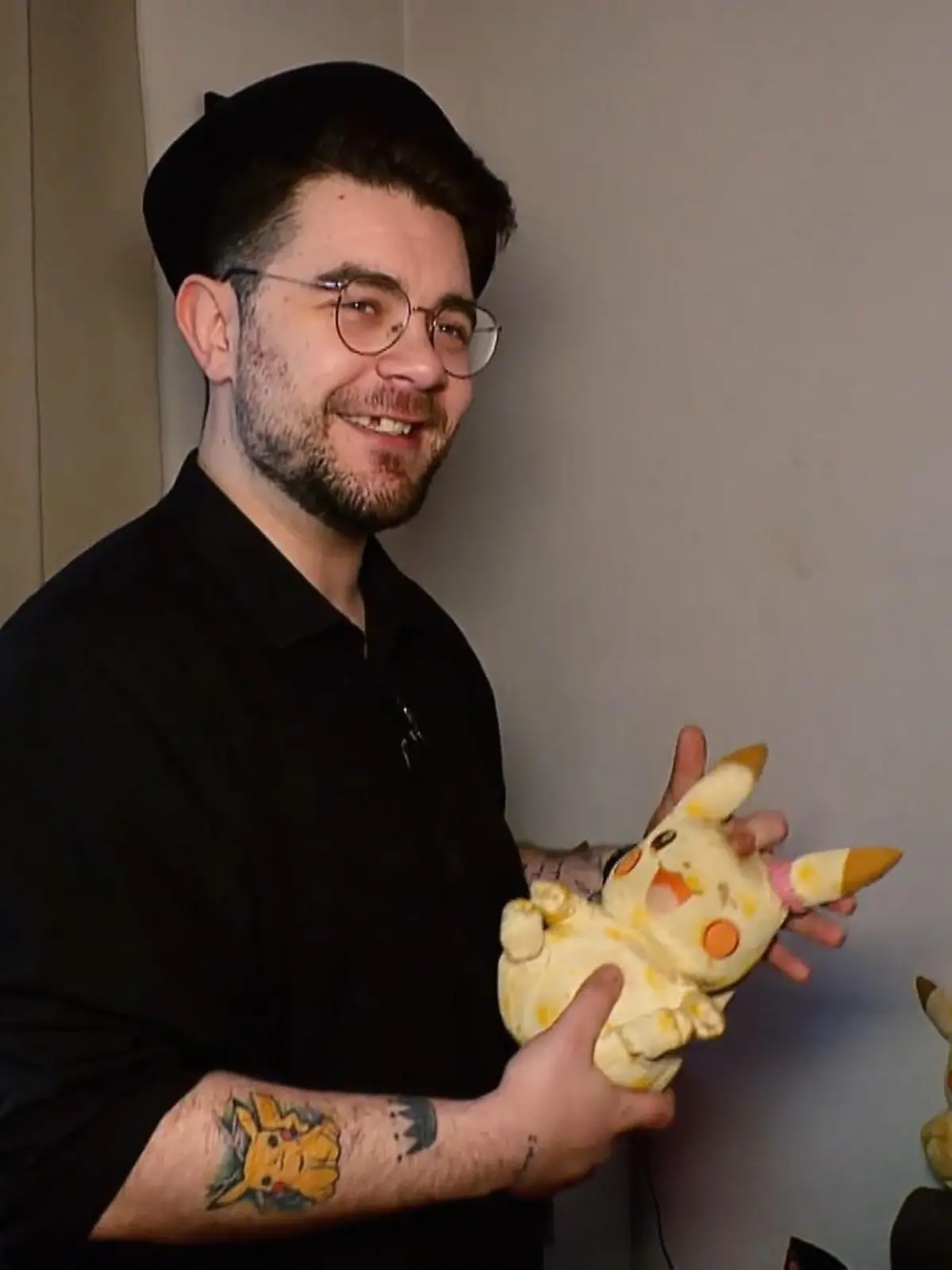 Bei DSDS haben wir ja schon die lustigsten und skurrilsten Kandidaten gesehen. Und Pascal Paul kann sich da definitiv einreihen. Der 27-jährige hat nämlich nicht nur eine Schwäche für Musik, sondern auch für Pokemons. Genauer gesagt: Für Pikachu. Den hat er so gern, dass er ihn sogar zum DSDS-Casting mitnimmt. „Das ist mein kleiner Sohn“, behauptete er. Grund genug, für unsere Reporterin mal nachzuschauen, wie es bei Pascal zuhause so ausschaut.