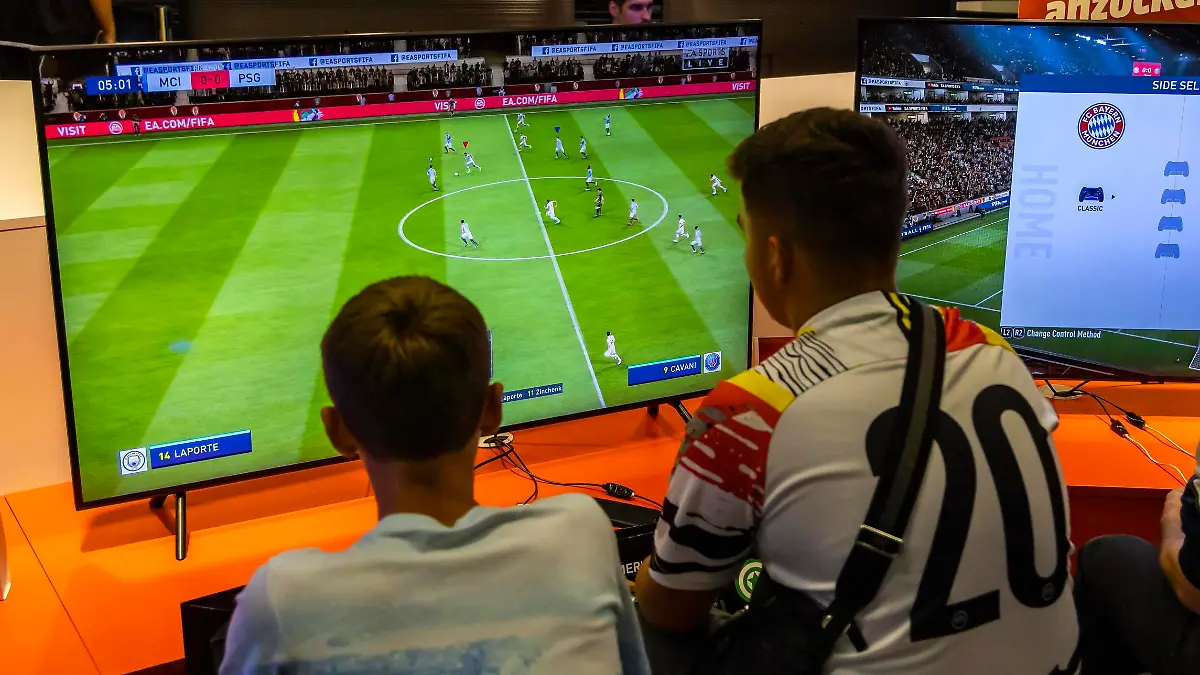 DEU, Deutschland, Köln, Cologne, Nordrhein-Westfalen, 21.08.2019: Gamescom 2019, weltweit größte Messe für Computer- und Videospiele. Testspiel Fifa20. FIFA 20 ist ein Videospiel zur Fußballsimulation von Electronic Arts. *** DEU, Germany, Cologne, Cologne, North Rhine-Westphalia, 21 08 2019 Gamescom 2019, the worlds largest trade fair for computers and video games Test game Fifa20 FIFA 20 is a video game for football simulation by Electronic Arts