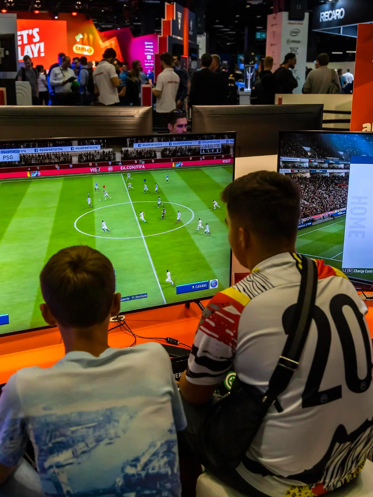 DEU, Deutschland, Köln, Cologne, Nordrhein-Westfalen, 21.08.2019: Gamescom 2019, weltweit größte Messe für Computer- und Videospiele. Testspiel Fifa20. FIFA 20 ist ein Videospiel zur Fußballsimulation von Electronic Arts. *** DEU, Germany, Cologne, Cologne, North Rhine-Westphalia, 21 08 2019 Gamescom 2019, the worlds largest trade fair for computers and video games Test game Fifa20 FIFA 20 is a video game for football simulation by Electronic Arts  