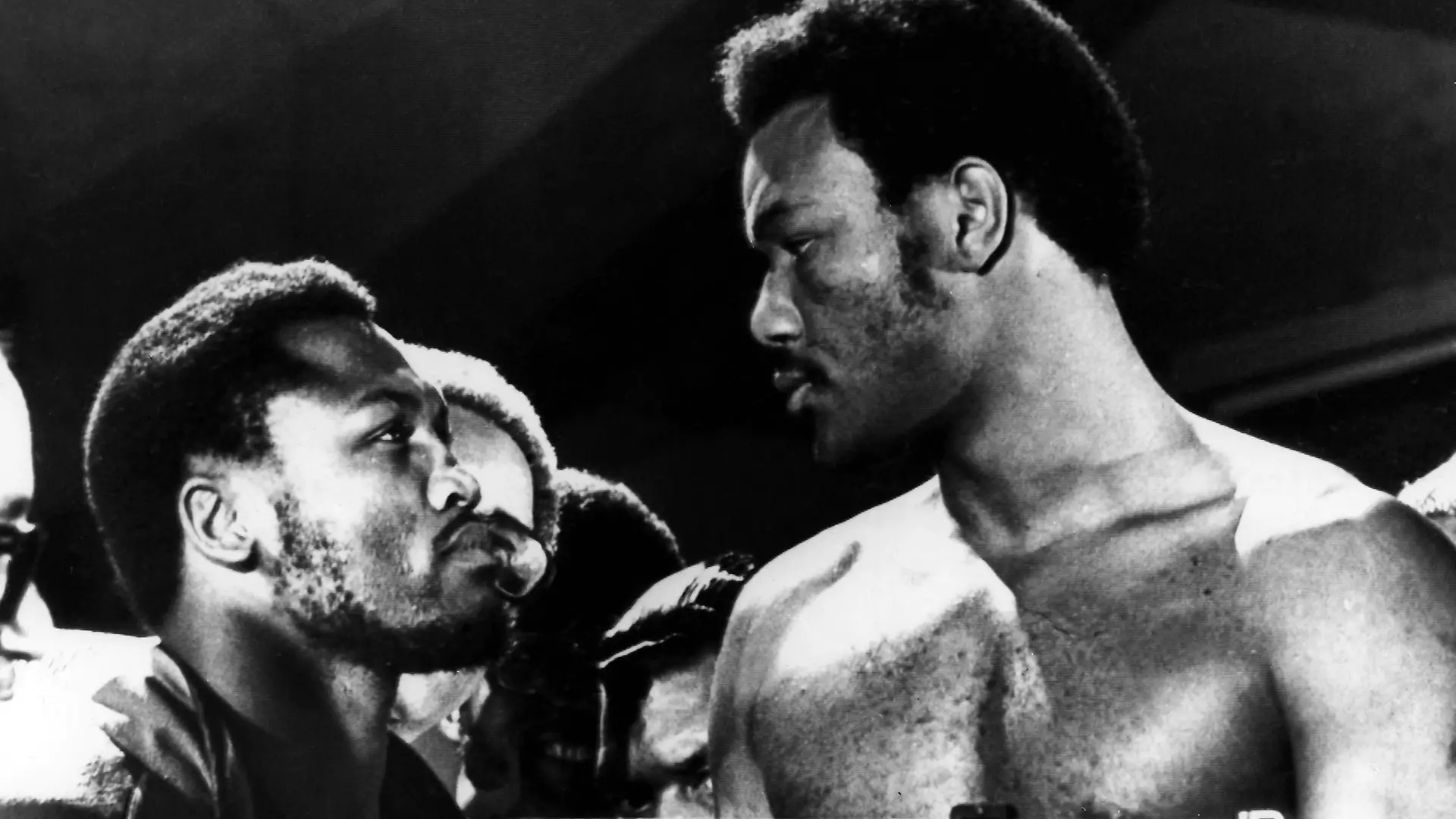 Joe Frazier (l) und George Foreman beim Einwiegen um die Schwergewichts-Boxweltmeisterschaft am 22. Januar.1973 in Kingston, Jamaika.