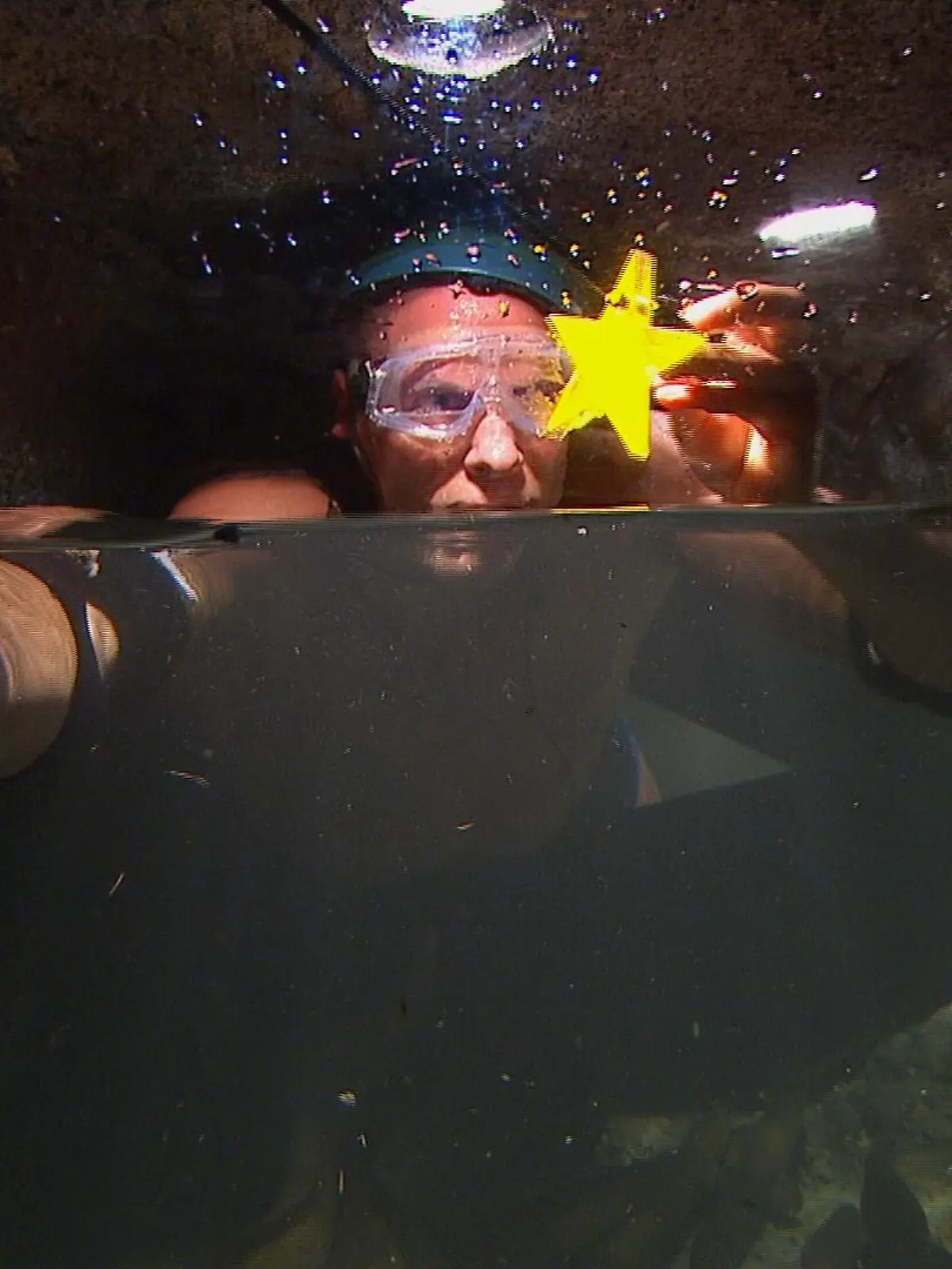 Tag 9 - Dschungelprüfung 10 "Höhlenqualen": Thorsten Legat muss untertauchen. Die begehrten Sterne der heutigen Prüfung sind in einer unterirdischen Höhle voller Wasser zu erspielen. Kriechend, schwimmend und tauchend verscuht er alle neun Sterne zu finden - und das schafft er auch! # Foto: RTL

Verwendung der Bilder für Online-Medien ausschließlich mit folgender Verlinkung: "Alle Infos zu "Ich bin ein Star - Holt mich hier raus!" im Special bei RTL.de: http://www.rtl.de/cms/sendungen/ich-bin-ein-star.html

NUR ZUR EINMALIGEN VERÖFFENTLICHUNG ! KEINE WEITERGABE AN DRITTE ! 
KEINE VERWENDUNG NACH DEM 09.02.2016 !! KEINE ARCHIVIERUNG !

Suchbegriff: Dschungelcamp *** Local Caption *** Verwendung der Bilder für Online-Medien ausschließlich mit folgender Verlinkung: "Alle Infos zu "Ich bin ein Star - Holt mich hier raus!" im Special bei RTL.de: http://www.rtl.de/cms/sendungen/ich-bin-ein-star.html

NUR ZUR EINMALIGEN VERÖFFENTLICHUNG ! KEINE WEITERGABE AN DRITTE ! 
KEINE VERWENDUNG NACH DEM 09.02.2016 !! KEINE ARCHIVIERUNG !

Suchbegriff: Dschungelcamp