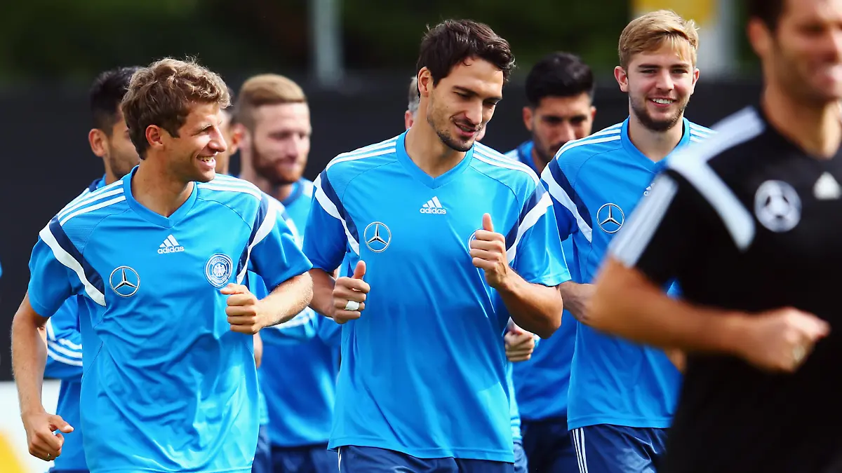 FRANKFURT AM MAIN, GERMANY - SEPTEMBER 02: Thomas Mueller, Mats Hummels and Christoph Kramer (R-L) run during a Germany training session at 'Kleine Kampfbahn' training ground on September 2, 2015 in Frankfurt am Main, Germany. (Photo by Alex Grimm/Bongarts/Getty Images)