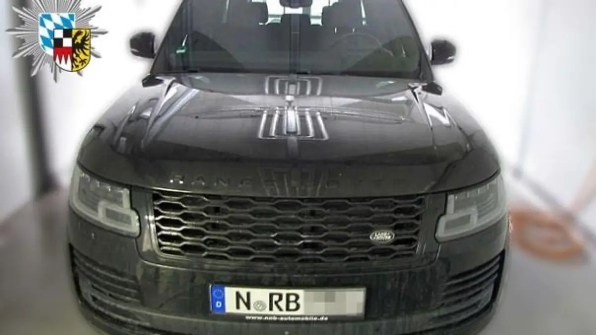 Anmerkung: der Pkw ist komplett schwarz, bei dem "Muster" auf der Motorhaube handelt es sich um eine Deckenspiegelung.