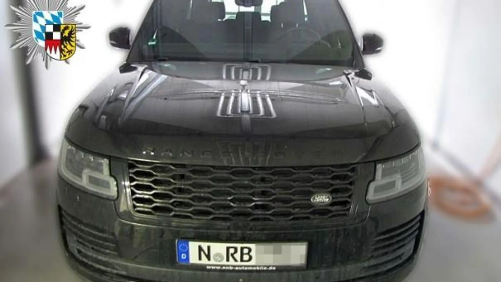 Anmerkung: der Pkw ist komplett schwarz, bei dem "Muster" auf der Motorhaube handelt es sich um eine Deckenspiegelung.