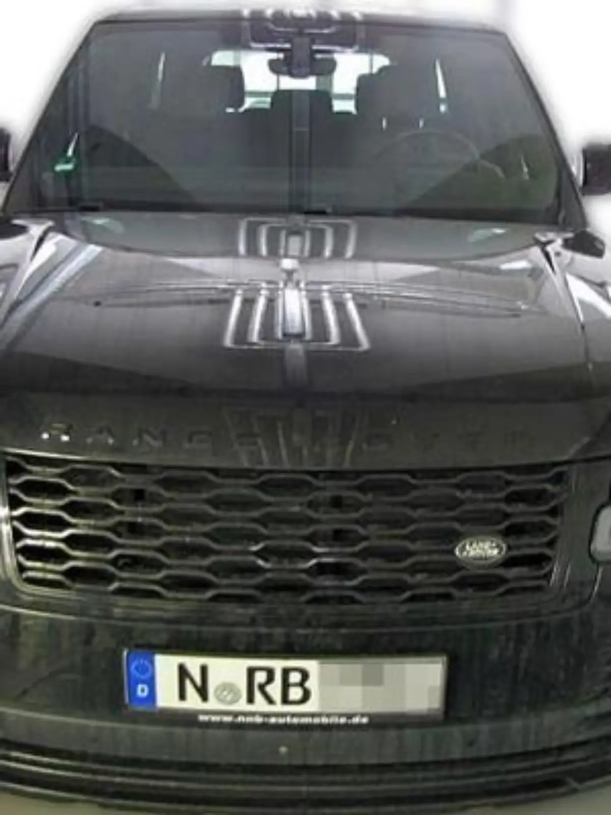 Anmerkung: der Pkw ist komplett schwarz, bei dem "Muster" auf der Motorhaube handelt es sich um eine Deckenspiegelung.
