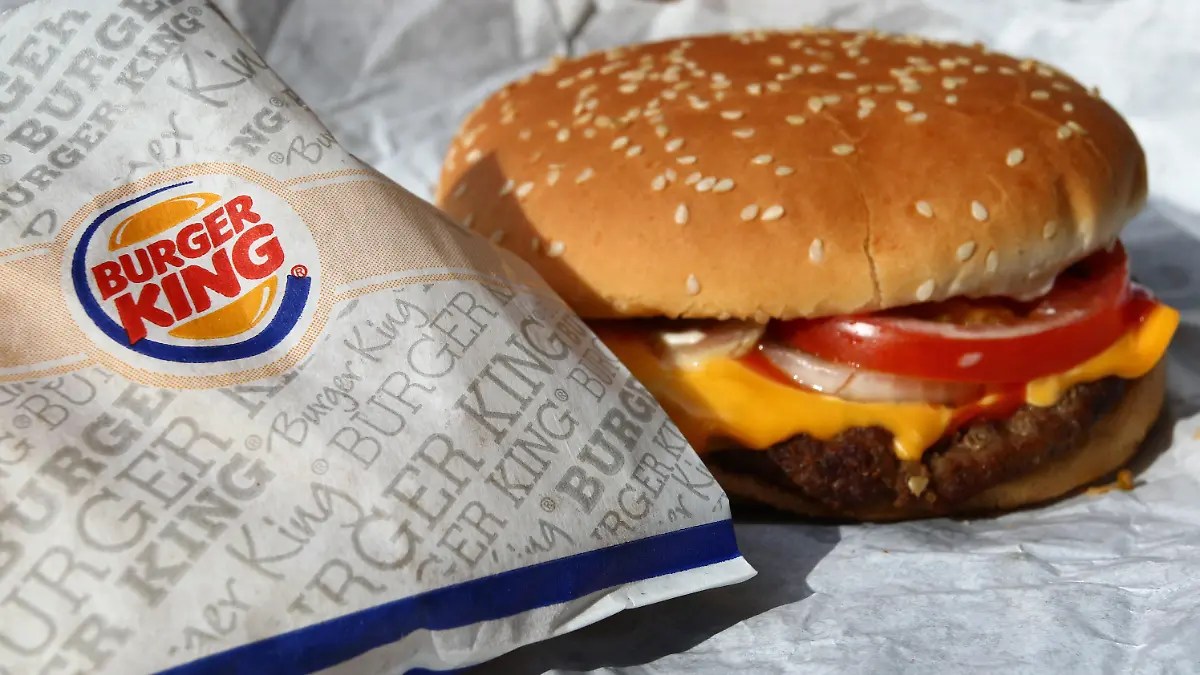 (FILE) A Whopper from the fast food chain Burger King sits on a packaging paper in Kaufbeuren, Germany, 05 May 2014. Photo: Karl-Josef Hildenbrand/dpa (zu: "Burger King kündigt Verträge für 89 deutsche Filialen" vom 19.11.2014) +++(c) dpa - Bildfunk+++