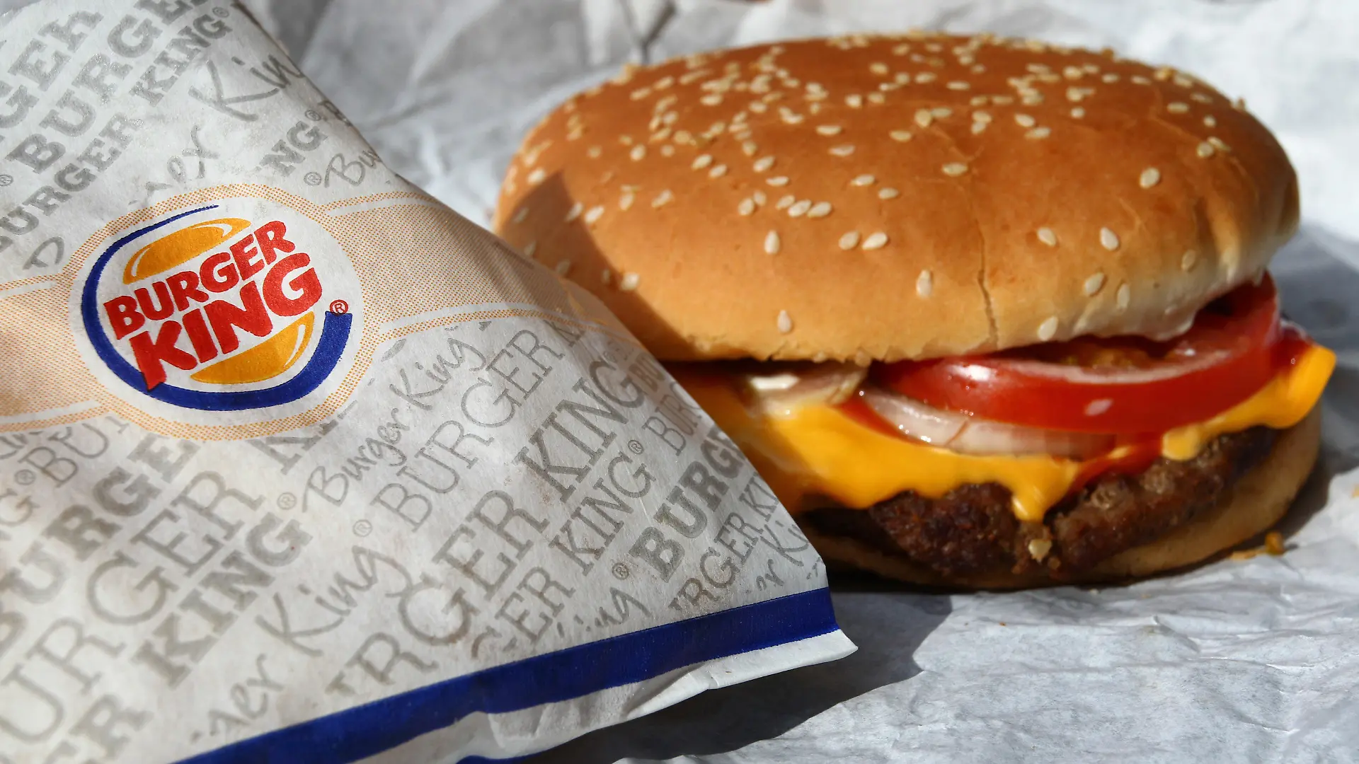 (FILE) A Whopper from the fast food chain Burger King sits on a packaging paper in Kaufbeuren, Germany, 05 May 2014. Photo: Karl-Josef Hildenbrand/dpa (zu: "Burger King kündigt Verträge für 89 deutsche Filialen" vom 19.11.2014) +++(c) dpa - Bildfunk+++
