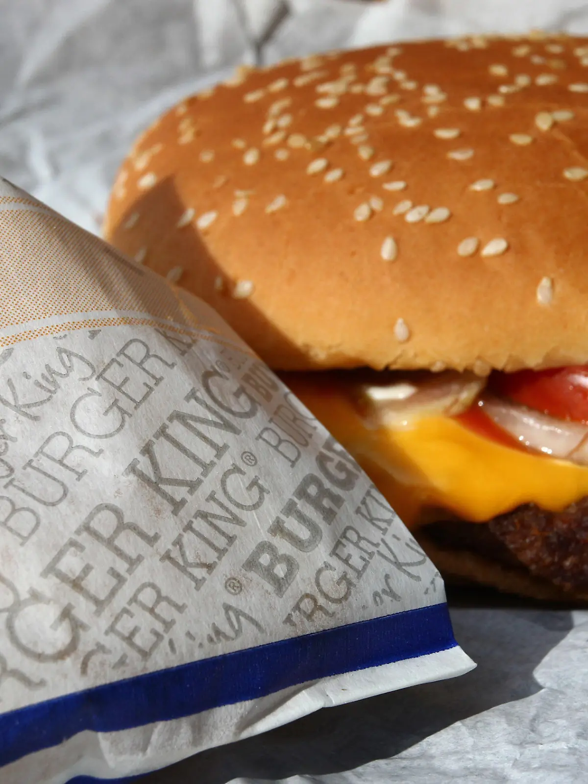 (FILE) A Whopper from the fast food chain Burger King sits on a packaging paper in Kaufbeuren, Germany, 05 May 2014. Photo: Karl-Josef Hildenbrand/dpa (zu: "Burger King kündigt Verträge für 89 deutsche Filialen" vom 19.11.2014) +++(c) dpa - Bildfunk+++
