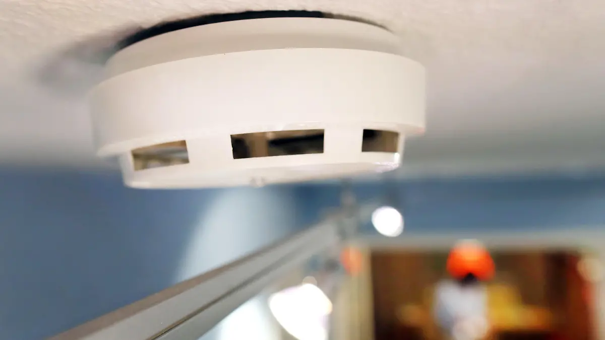 ARCHIV - Ein Rauchmelder, aufgenommen am 03.12.2012 in einem Hausflur. Foto: Martin Gerten/dpa (zu dpa "Big Brother im Rauchmelder? - Karlsruhe prüft Mieterklage" vom 01.12.2015) +++(c) dpa - Bildfunk+++