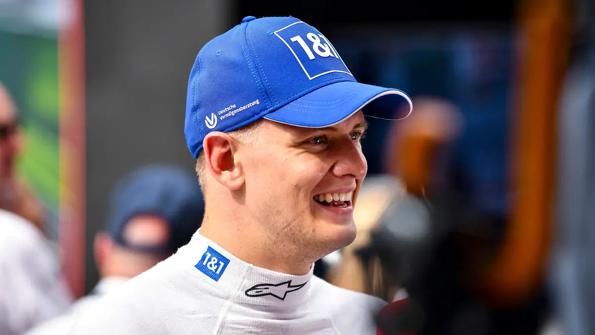 ARCHIV - 28.05.2022, Monaco: Motorsport: Formel-1-Weltmeisterschaft, Grand Prix von Monaco, Qualifying: Mick Schumacher aus Deutschland vom Haas Team lacht nach dem Qualifying. (zu dpa: «Mick Schumacher neuer Formel-1-Ersatzfahrer bei Mercedes») Foto: James Gasperotti/Zuma Press/dpa +++ dpa-Bildfunk +++