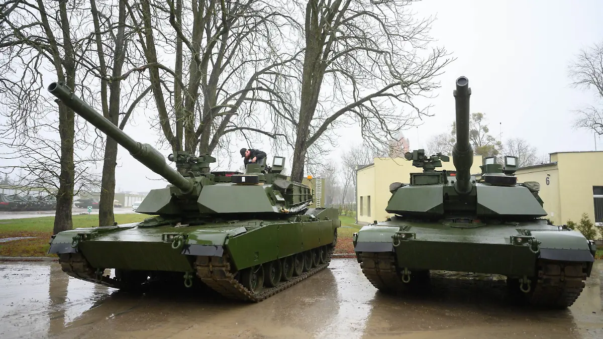 23.12.2022, Polen, Biedrusko: Abrams-Panzer im Ausbildungszentrum der polnischen Landstreitkräfte in Biedrusk. Im Juli hatte Polen hat aus den USA die ersten von insgesamt 366 Kampfpanzern des Typs Abrams erhalten. Foto: Jakub Kaczmarczyk/PAP/dpa +++ dpa-Bildfunk +++
