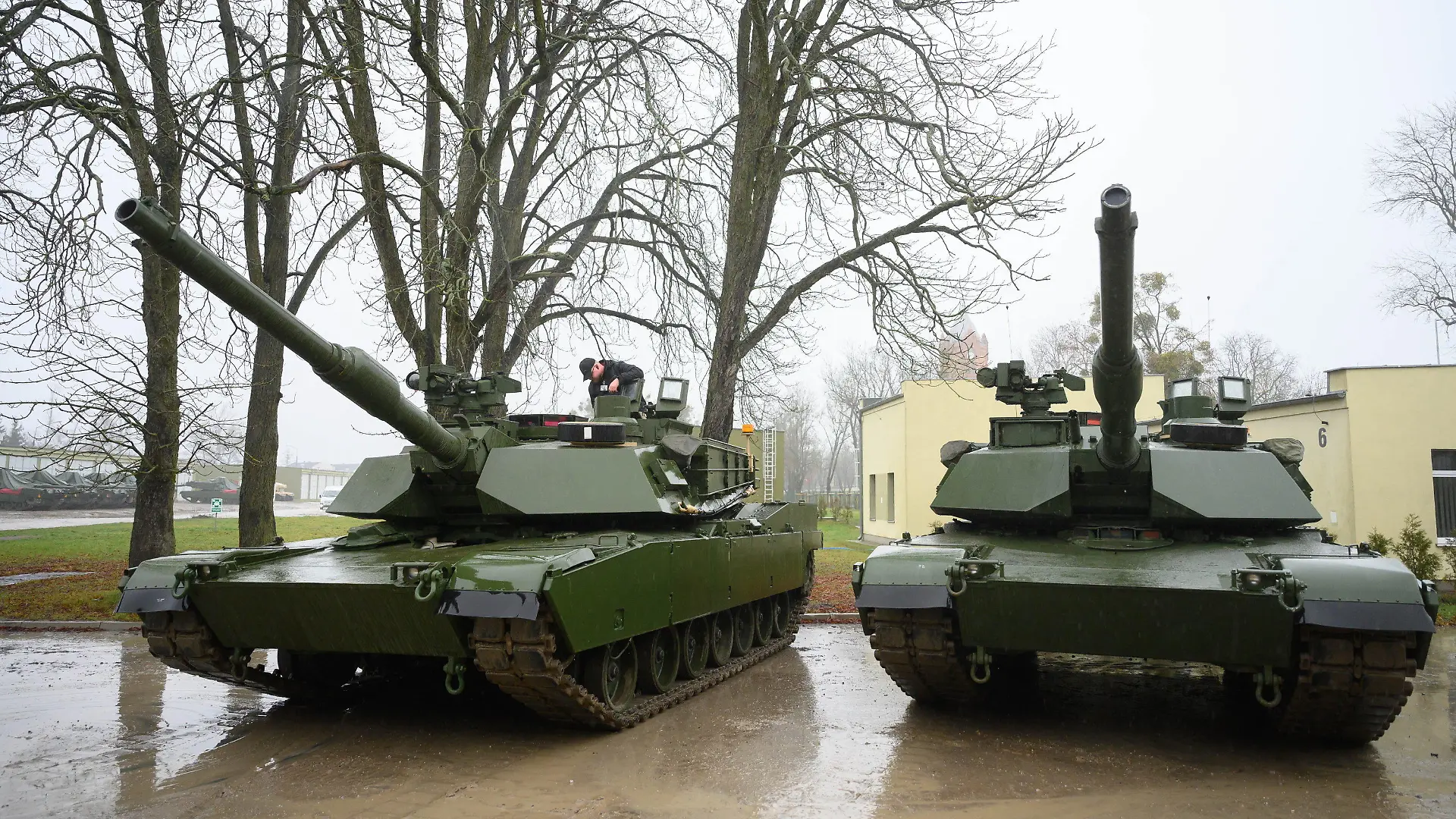 23.12.2022, Polen, Biedrusko: Abrams-Panzer im Ausbildungszentrum der polnischen Landstreitkräfte in Biedrusk. Im Juli hatte Polen hat aus den USA die ersten von insgesamt 366 Kampfpanzern des Typs Abrams erhalten. Foto: Jakub Kaczmarczyk/PAP/dpa +++ dpa-Bildfunk +++