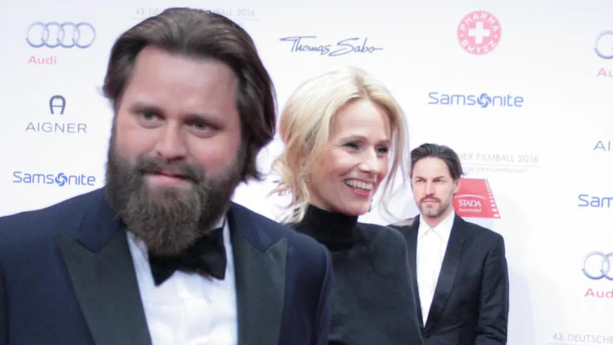 Antoine Monot, Jr. (l.) mit seinem "Schatz" Stefanie Sick (Mitte) beim Deutschen Filmball in München